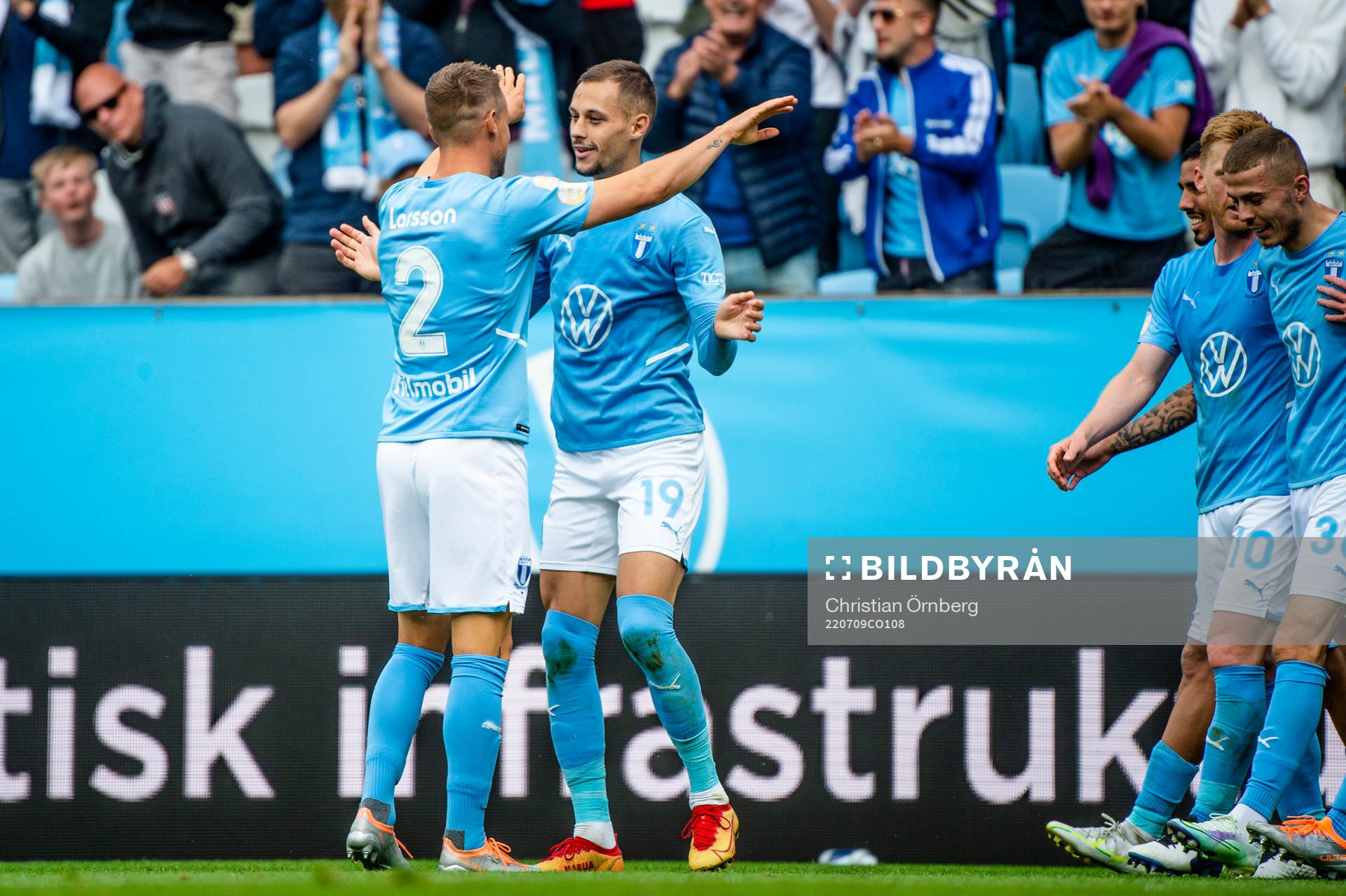 Malmö FFs Veljko Birmancevic jublar efter 3-0 tillsammans med Eric Larsson under fotbollsmatchen i Allsvenskan mellan Malmö FF och Varberg den 9 juli 2022 i Malmö.