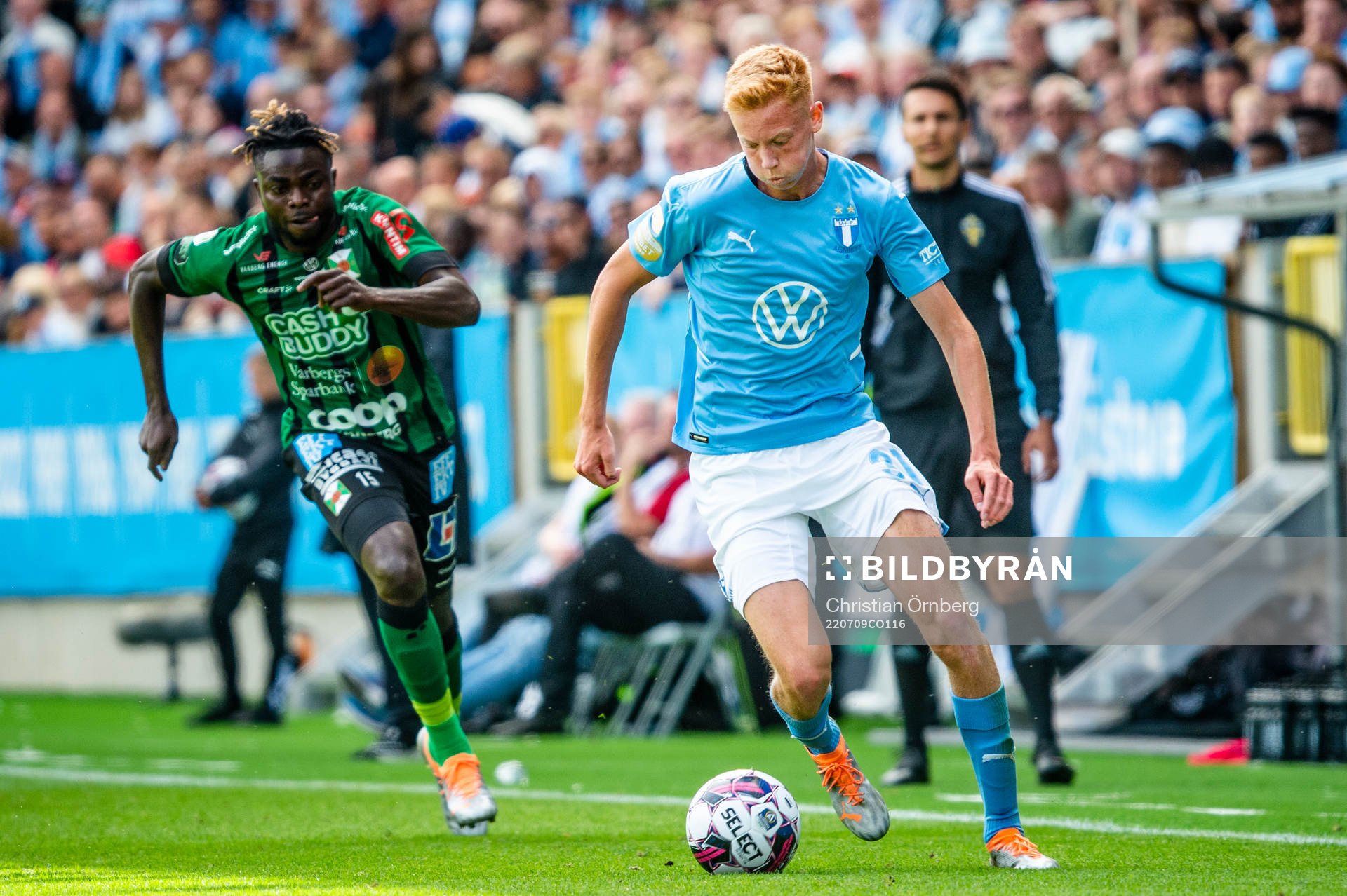 Malmö FFs Hugo Larsson mot Varbergs Gideon Mensah