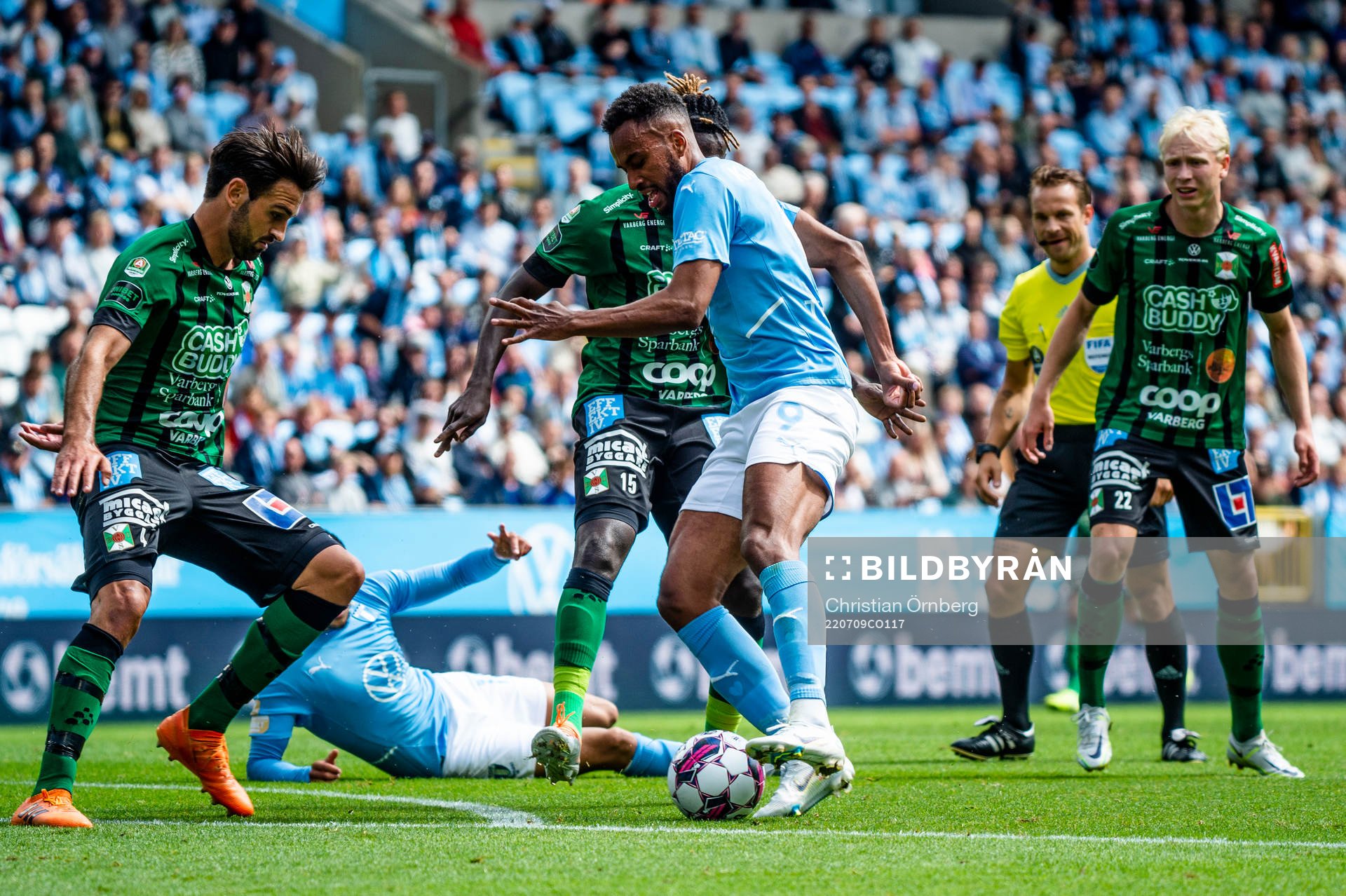 Malmö FFs Isaac Kiese Thelin mot Varbergs Oliver Stanisic