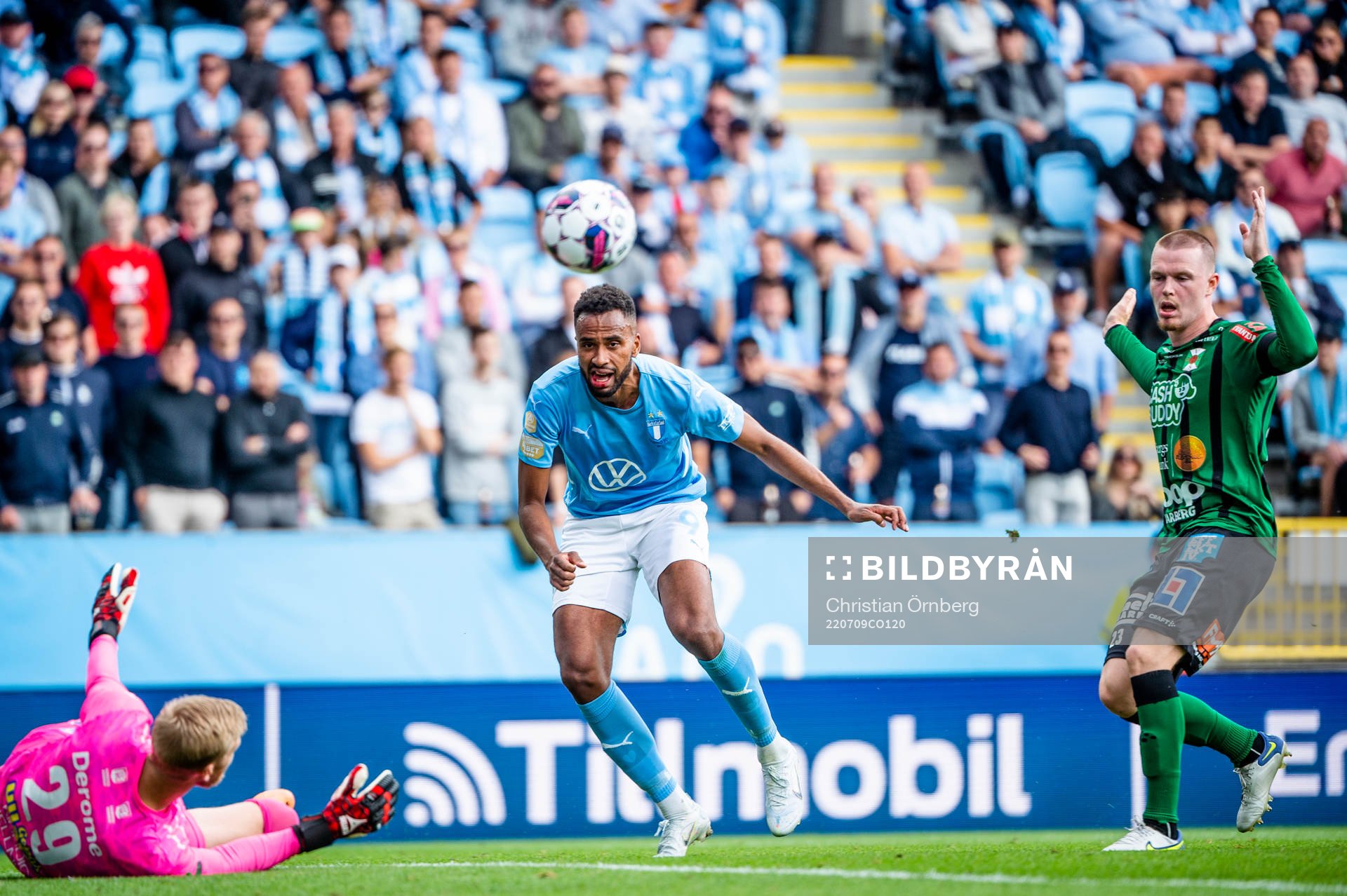 Malmö FFs Isaac Kiese Thelin mot Varbergs målvakt Fredrik Andersson under fotbollsmatchen i Allsvenskan mellan Malmö FF och Varberg den 9 juli 2022 i Malmö.