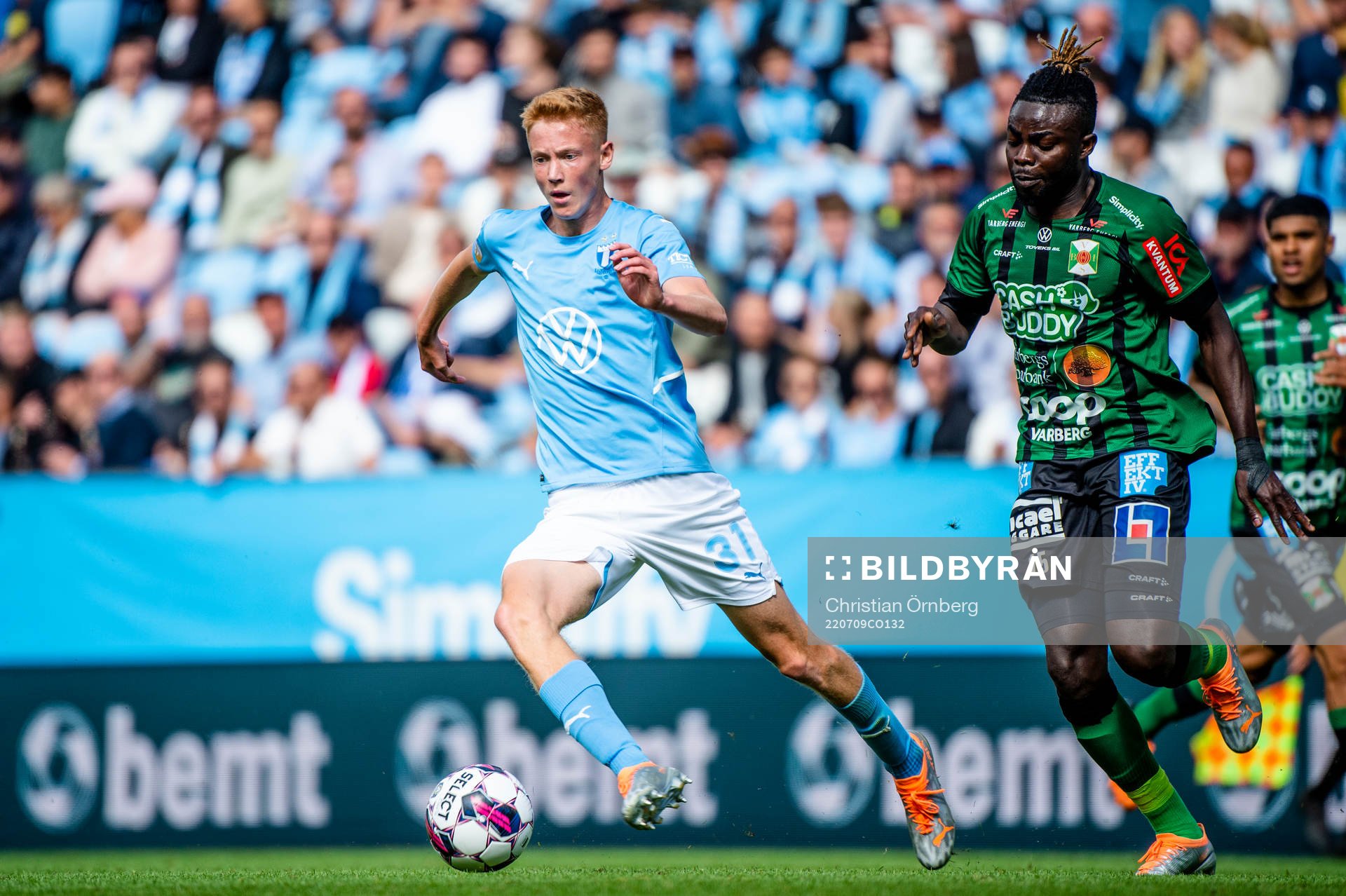 Malmö FFs Hugo Larsson mot Varbergs Gideon Mensah