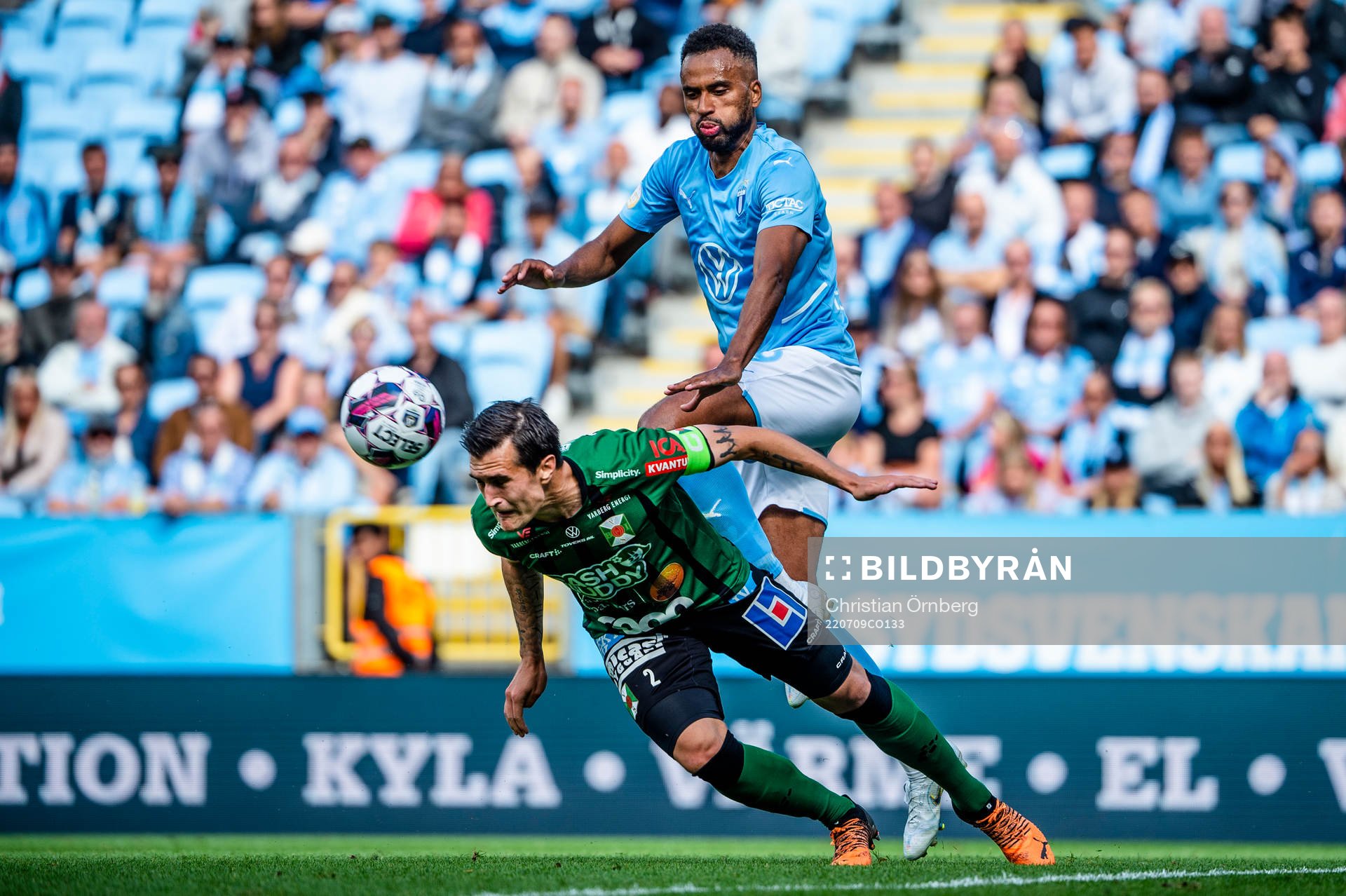 Malmö FFs Isaac Kiese Thelin mot Varbergs Jon Birkfeldt under fotbollsmatchen i Allsvenskan mellan Malmö FF och Varberg den 9 juli 2022 i Malmö.