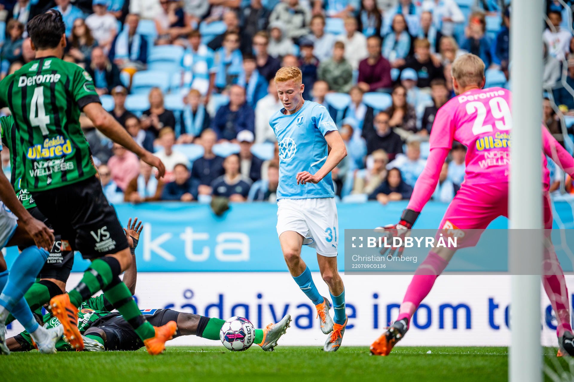 Malmö FFs Hugo Larsson mot Varbergs målvakt Fredrik
