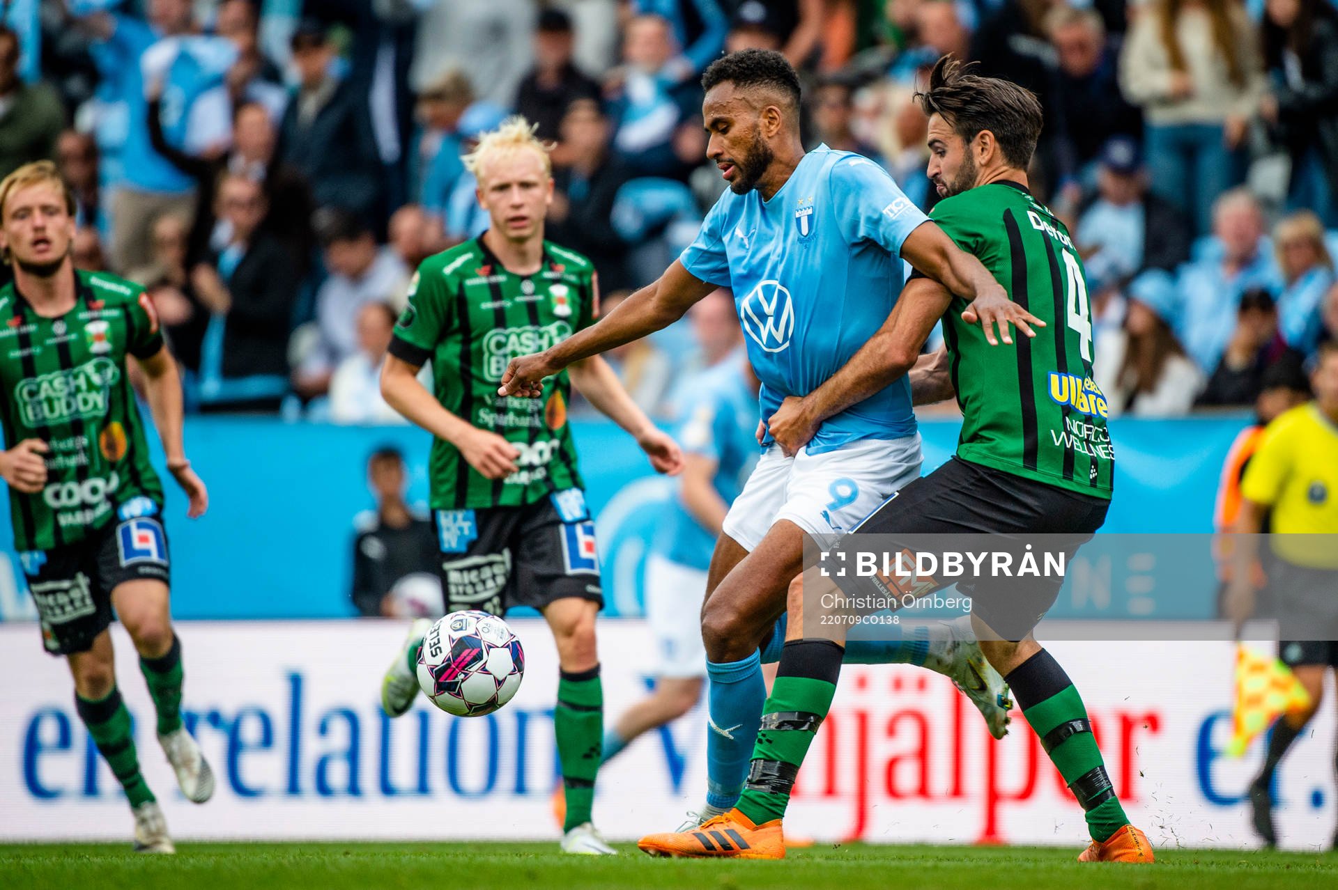 Malmö FFs Isaac Kiese Thelin mot Varbergs Oliver Stanisic under fotbollsmatchen i Allsvenskan mellan Malmö FF och Varberg den 9 juli 2022 i Malmö.