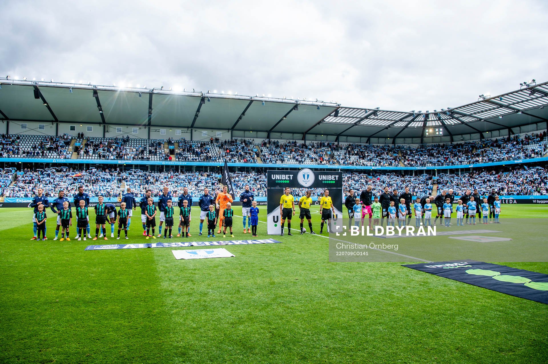 Lagen ställer upp på Eleda stadion innan fotbollsmatchen