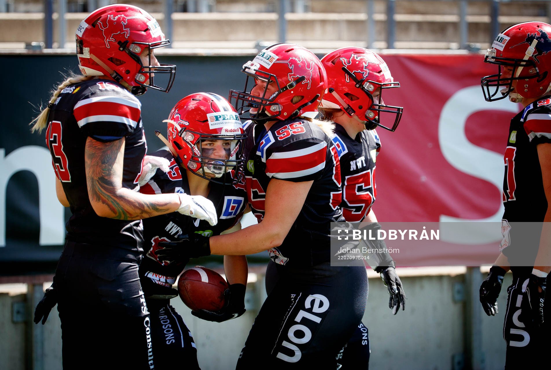 Carlstad Crusaders Olga Sotillo jublar med Linda Johansson