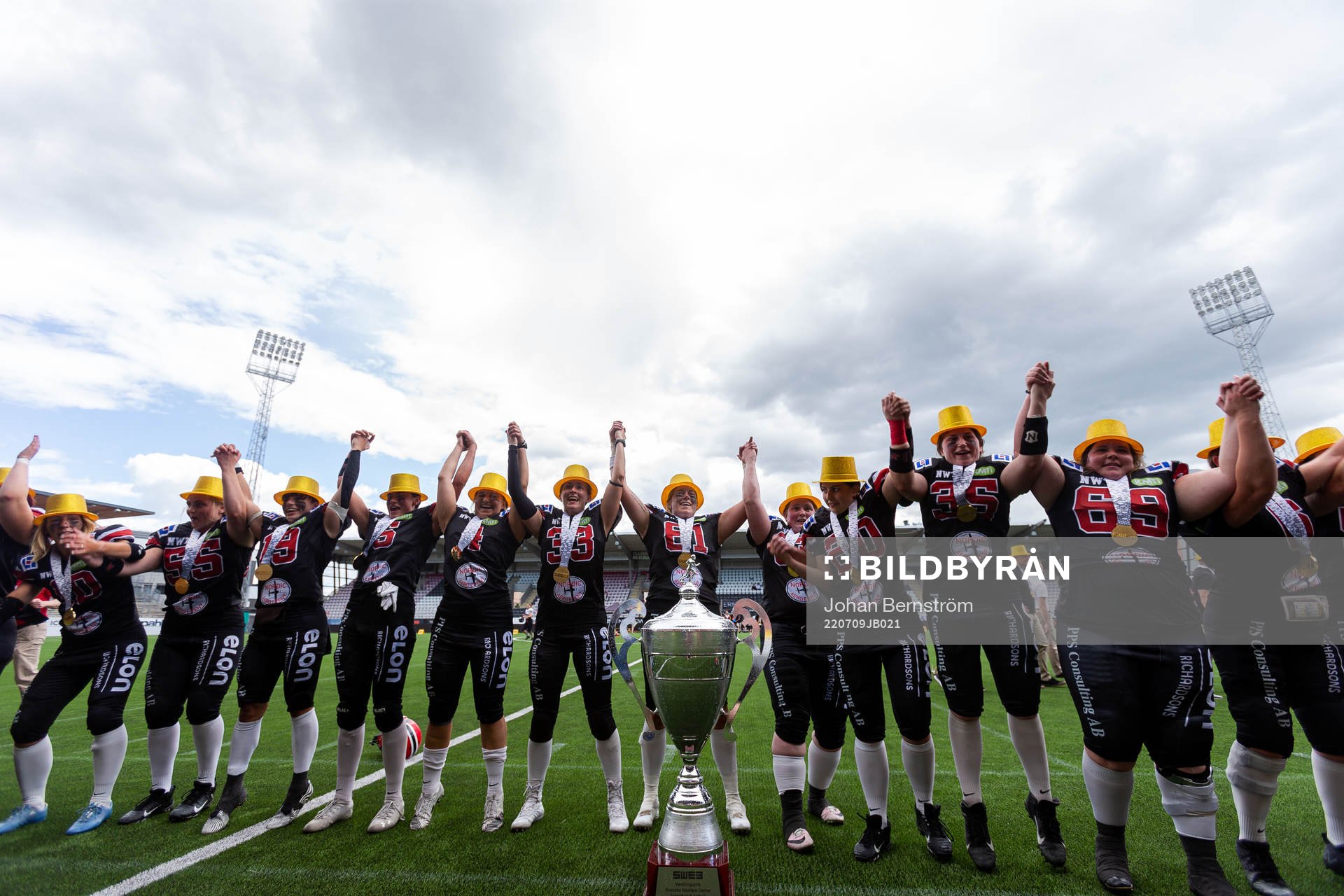 Carlstad Crusaders spelare jublar efter SM-finalen i amerikansk fotboll mellan Örebro Black Knights - Carlstad Crusaders och den 9 juli 2022 i Örebro. 