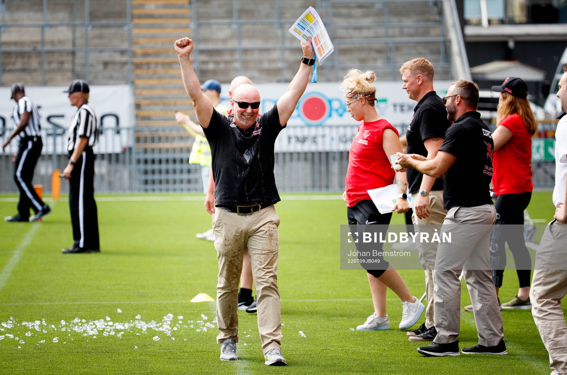 Carlstad Crusaders damtränare Henrik Dahl jublar