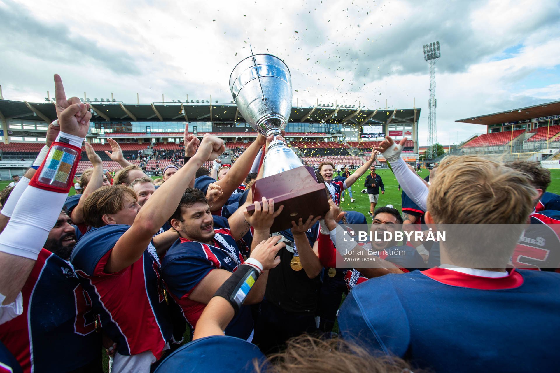 Stockholm mean machines jublar efter SM-finalen mellan Stockholm Mean Machines och Örebro Black Knights i amerikansk fotboll den 9 juli 2022 i Örebro.