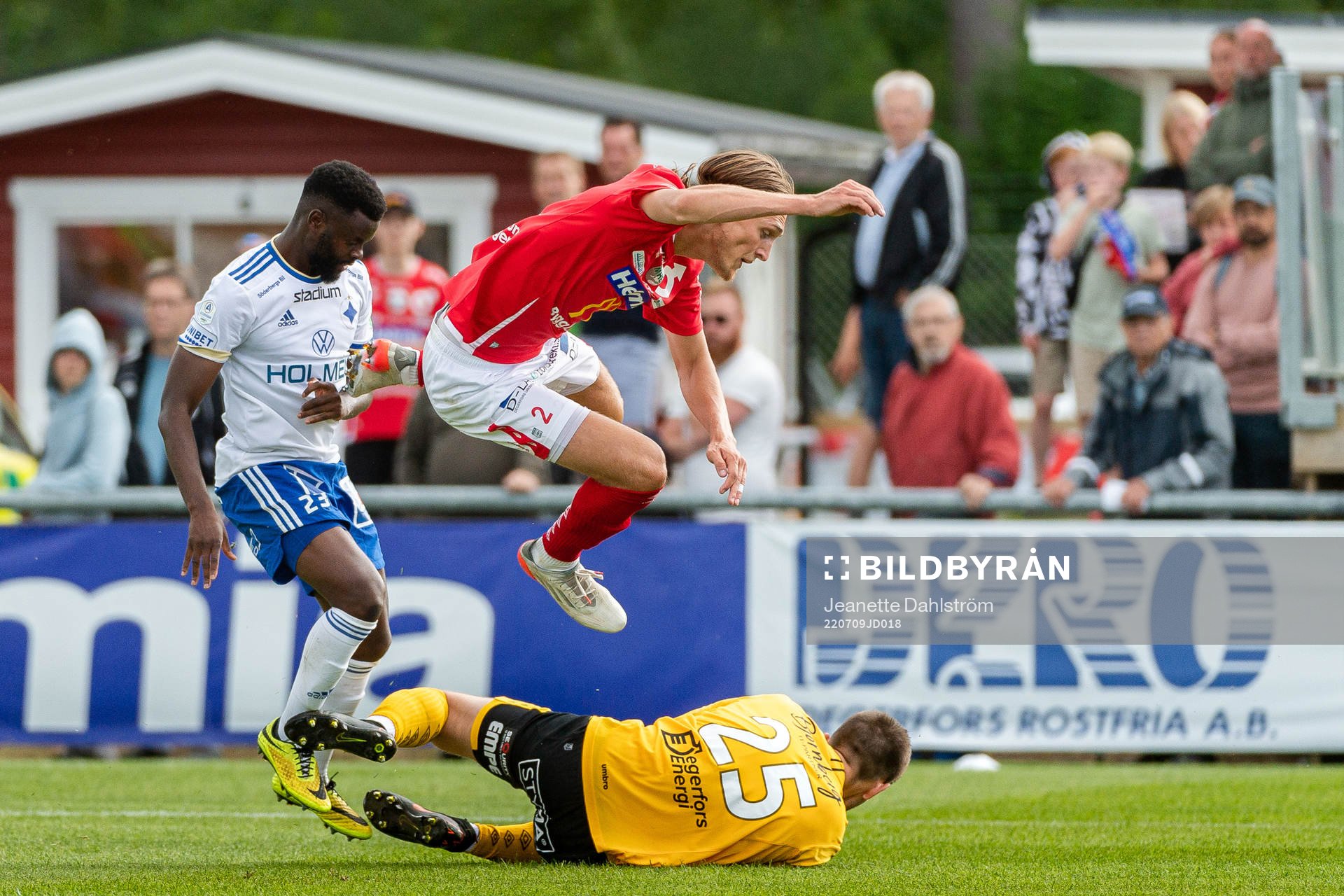 IFK Norrköpings Maic Sema oroar framför Gustav Granath
