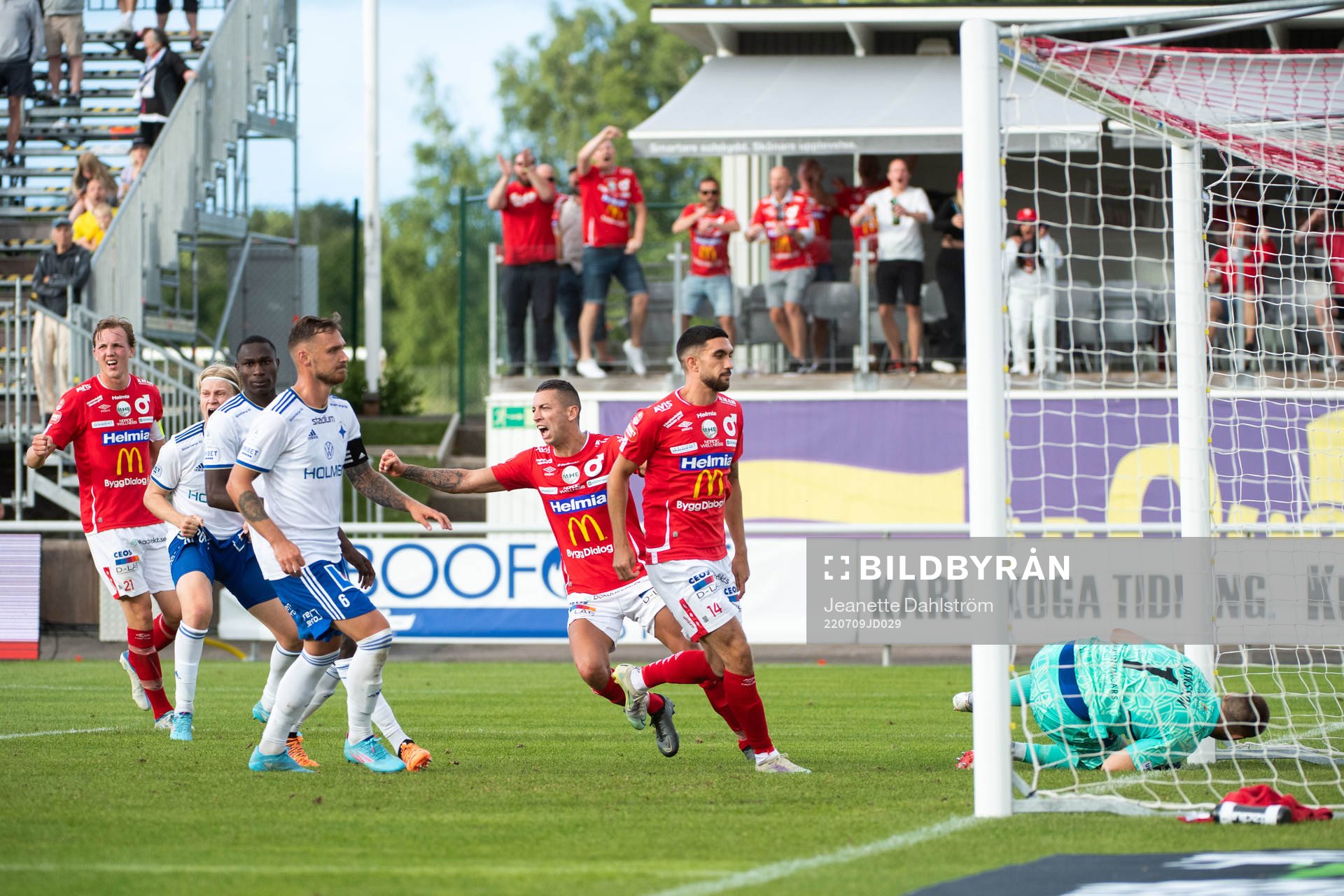 Degerfors Daniel Krezic och Nikola Djurdjic jublar