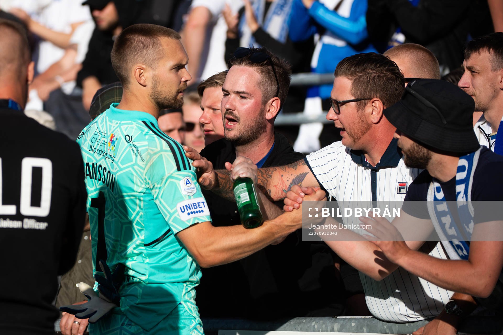 IFK Norrköpings målvakt Oscar Jansson pratar med