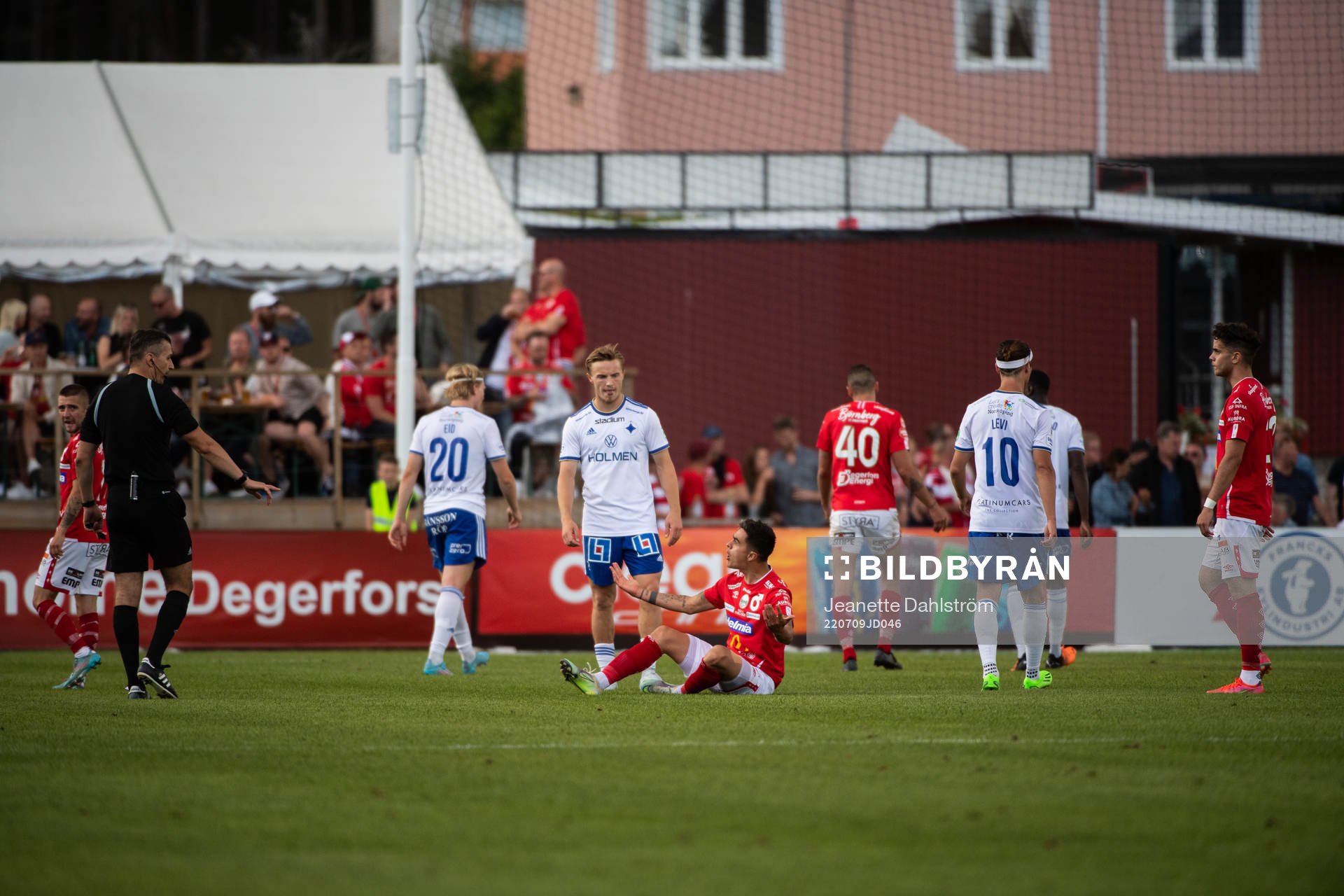 Degerfors Diego Campos diskuterar domarens beslut