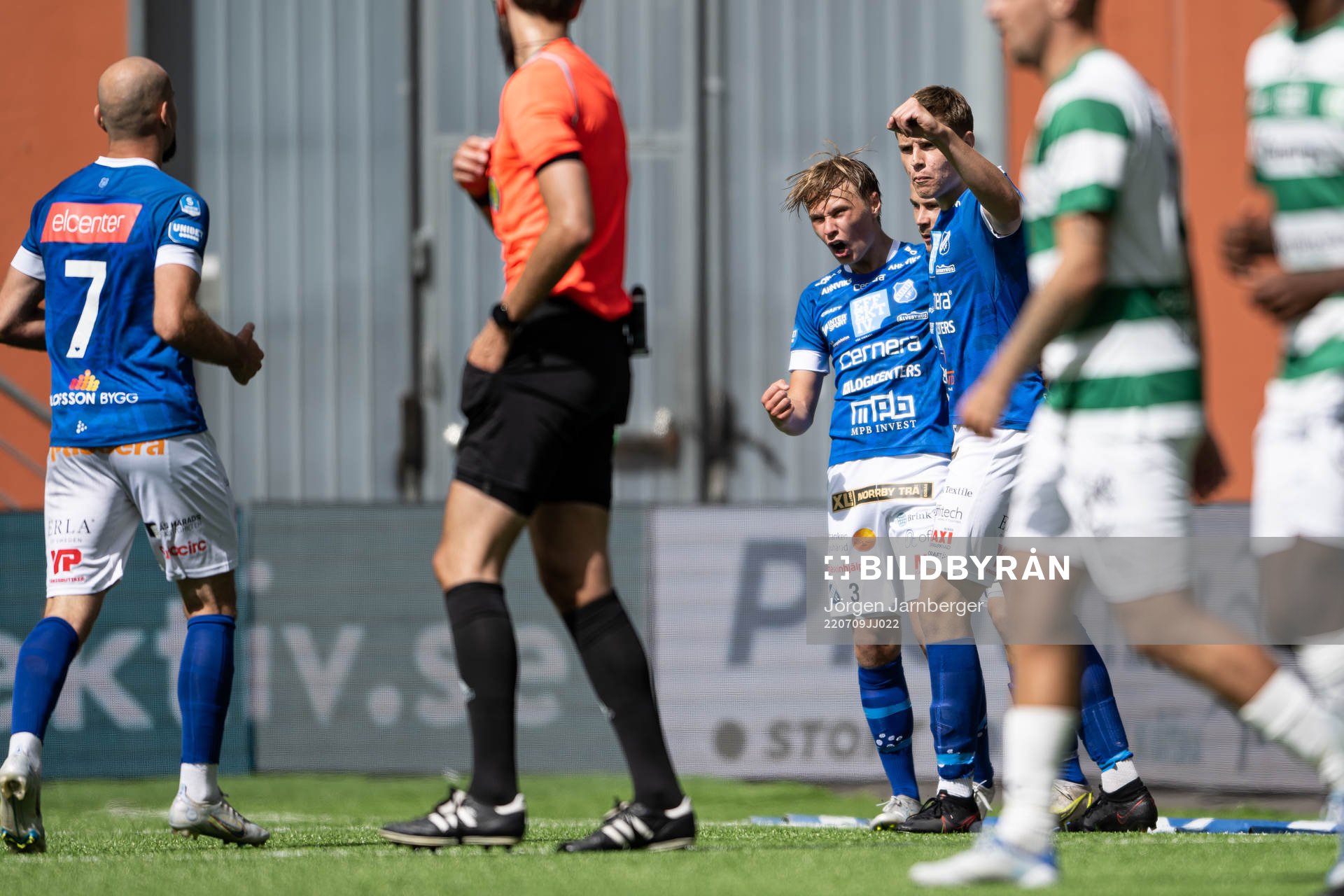 Norrbys Anton Wede jublar med lagkamrater