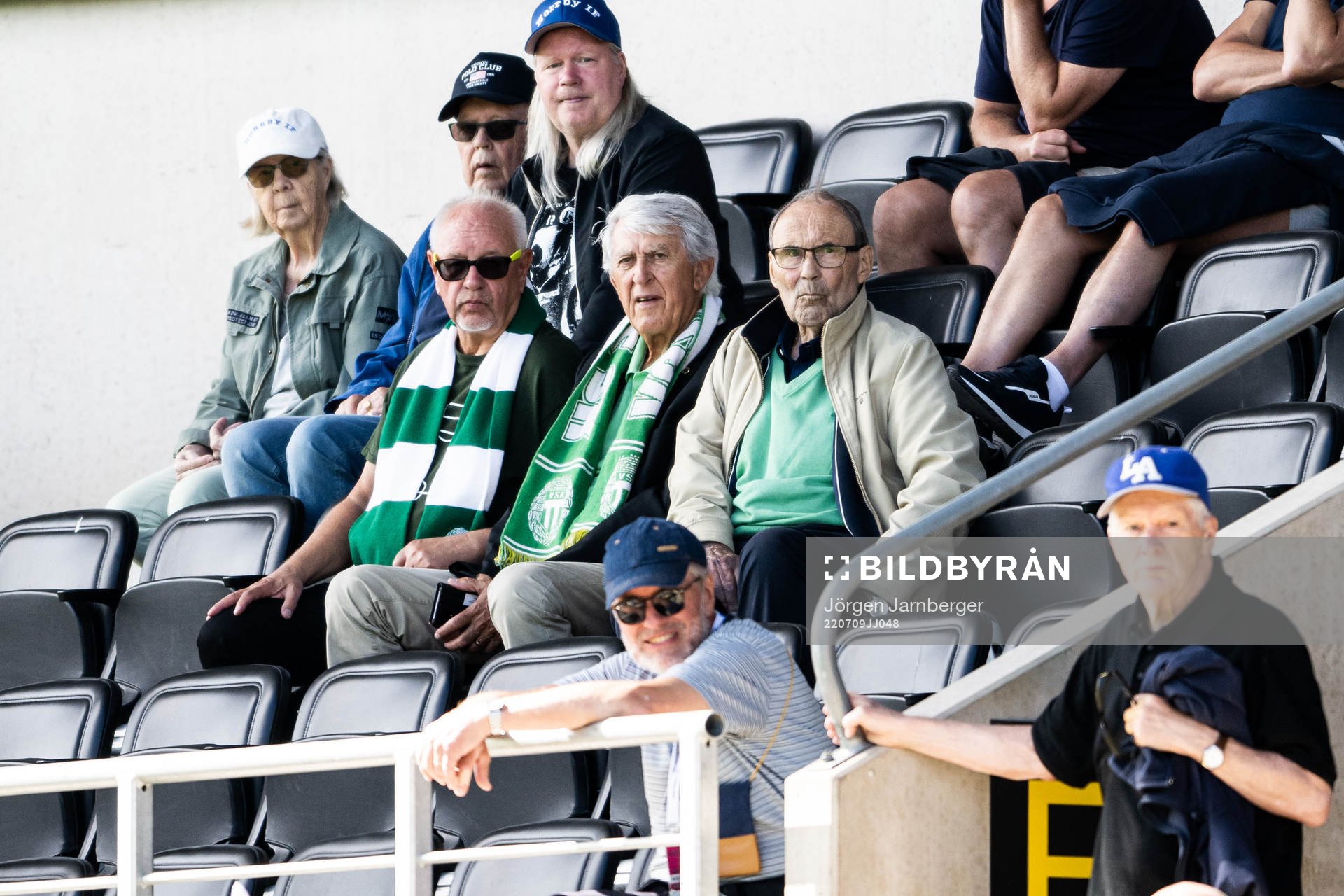Lennart Liston Söderberg på hedersläktaren under fotbollsmatchen i Superettan mellan Norrby och Västerås SK den 9 juli 2022 i Borås. 