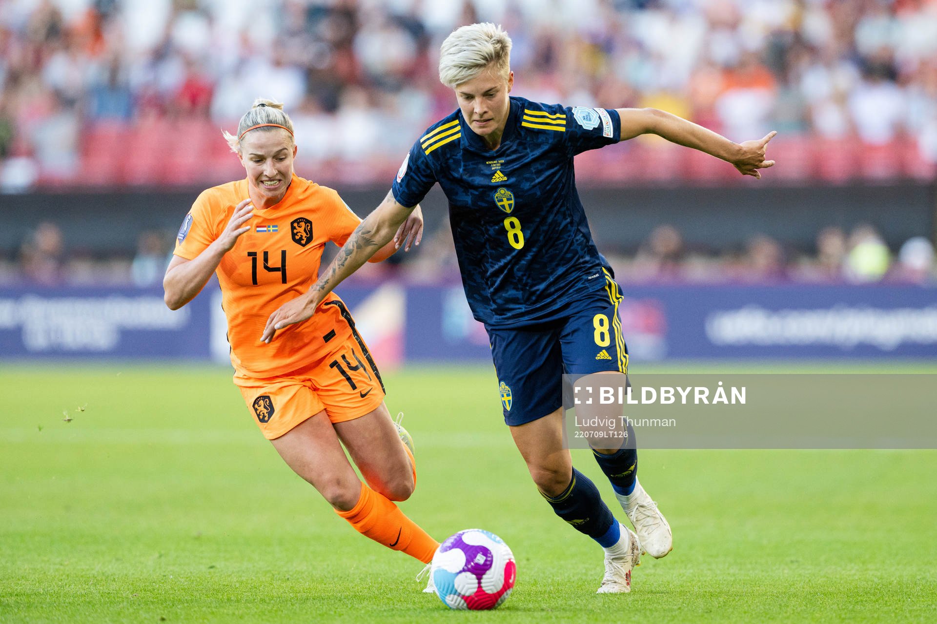 Jackie Groenen of Netherlands and Lina Hurtig of Sweden