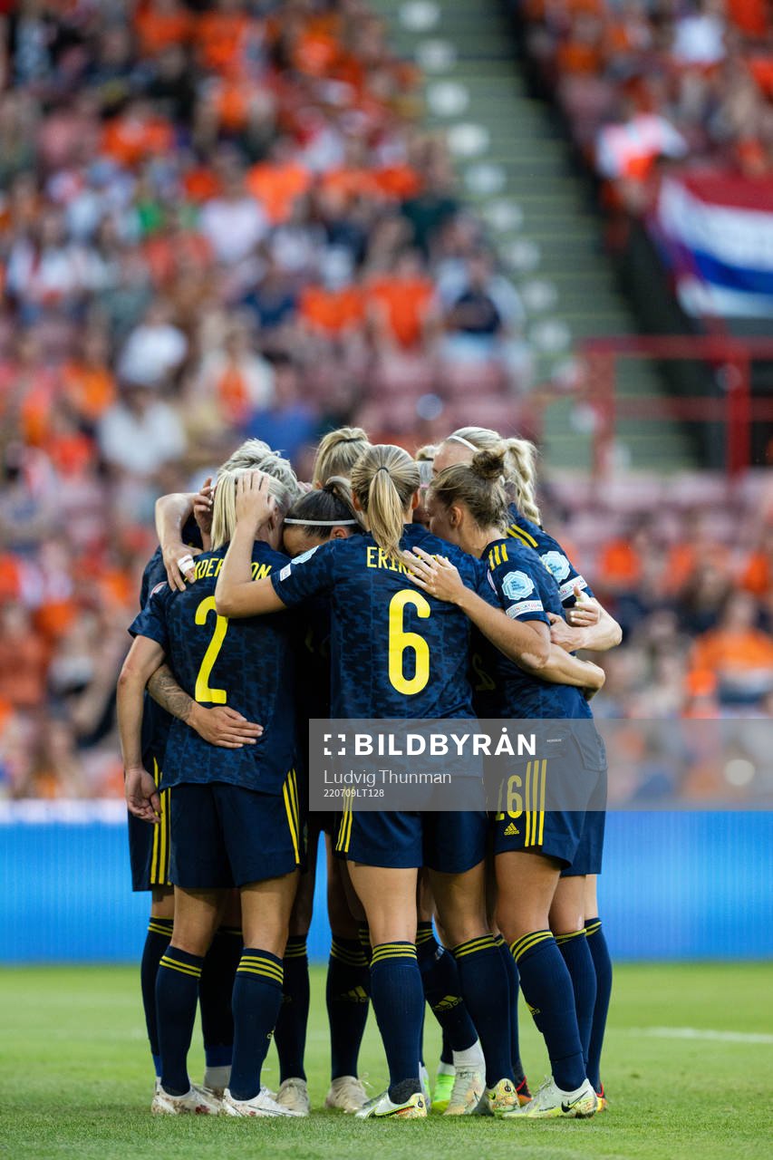 Players of Sweden celebrate the 0-1 goal by Jonna Andersson