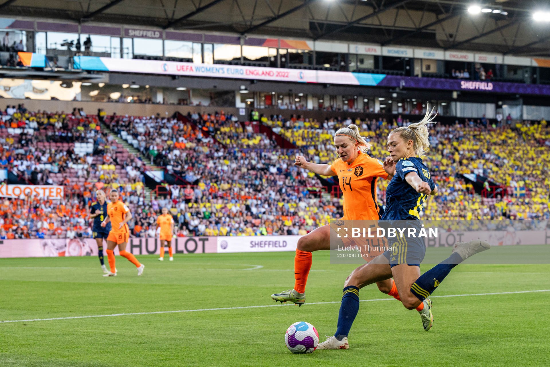Jackie Groenen of Netherlands and Fridolina Rolfö of Sweden