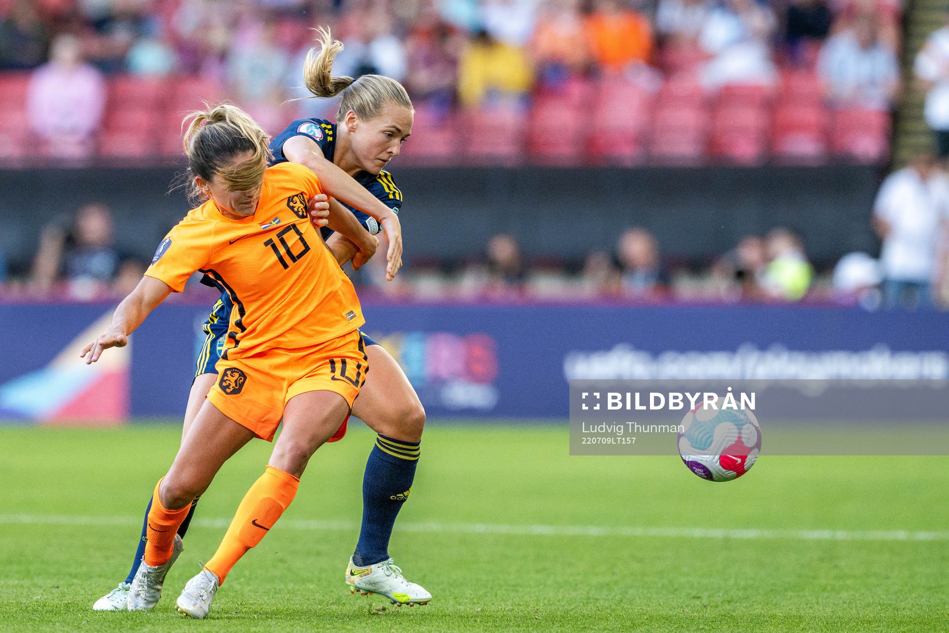 Danielle Van De Donk of Netherlands and Magdalena Eriksson of Sweden during the UEFA Women's Euro 2022 group stage match between Netherlands and the Sweden on July 9, 2022 in Sheffield.