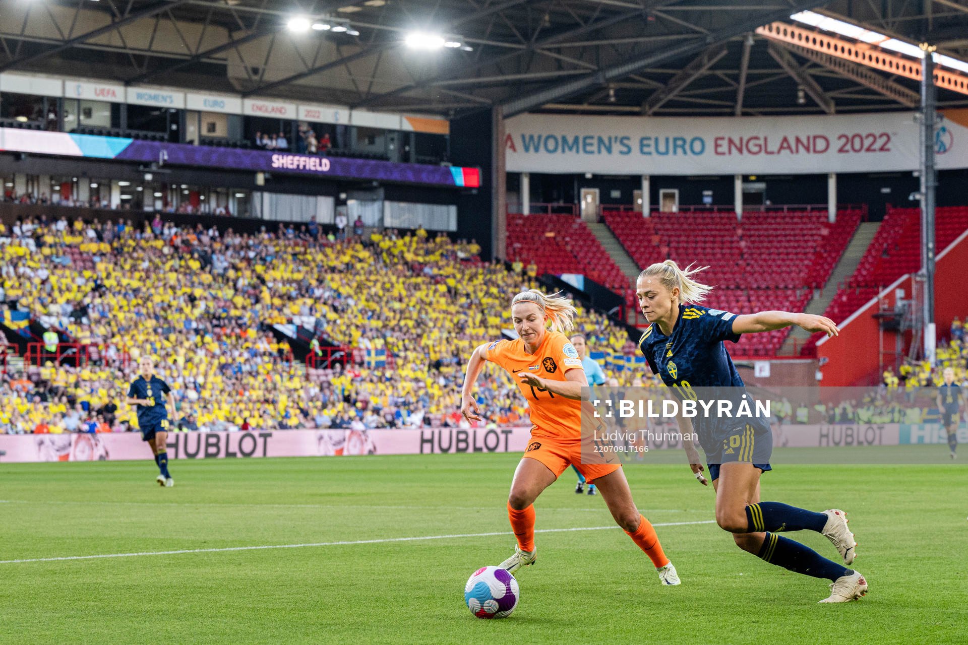 Jackie Groenen of Netherlands and Fridolina Rolfö of Sweden