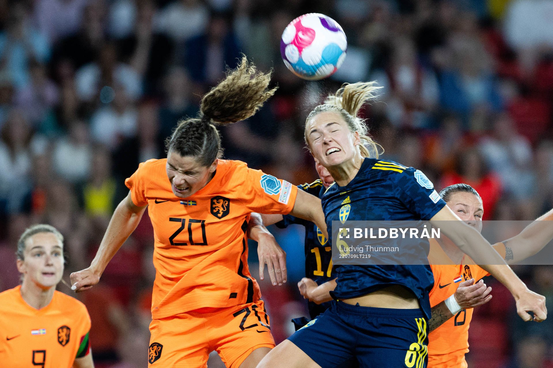 Dominique Janssen of Netherlands and Magdalena Eriksson of Sweden during the UEFA Women's Euro 2022 group stage match between Netherlands and the Sweden on July 9, 2022 in Sheffield.