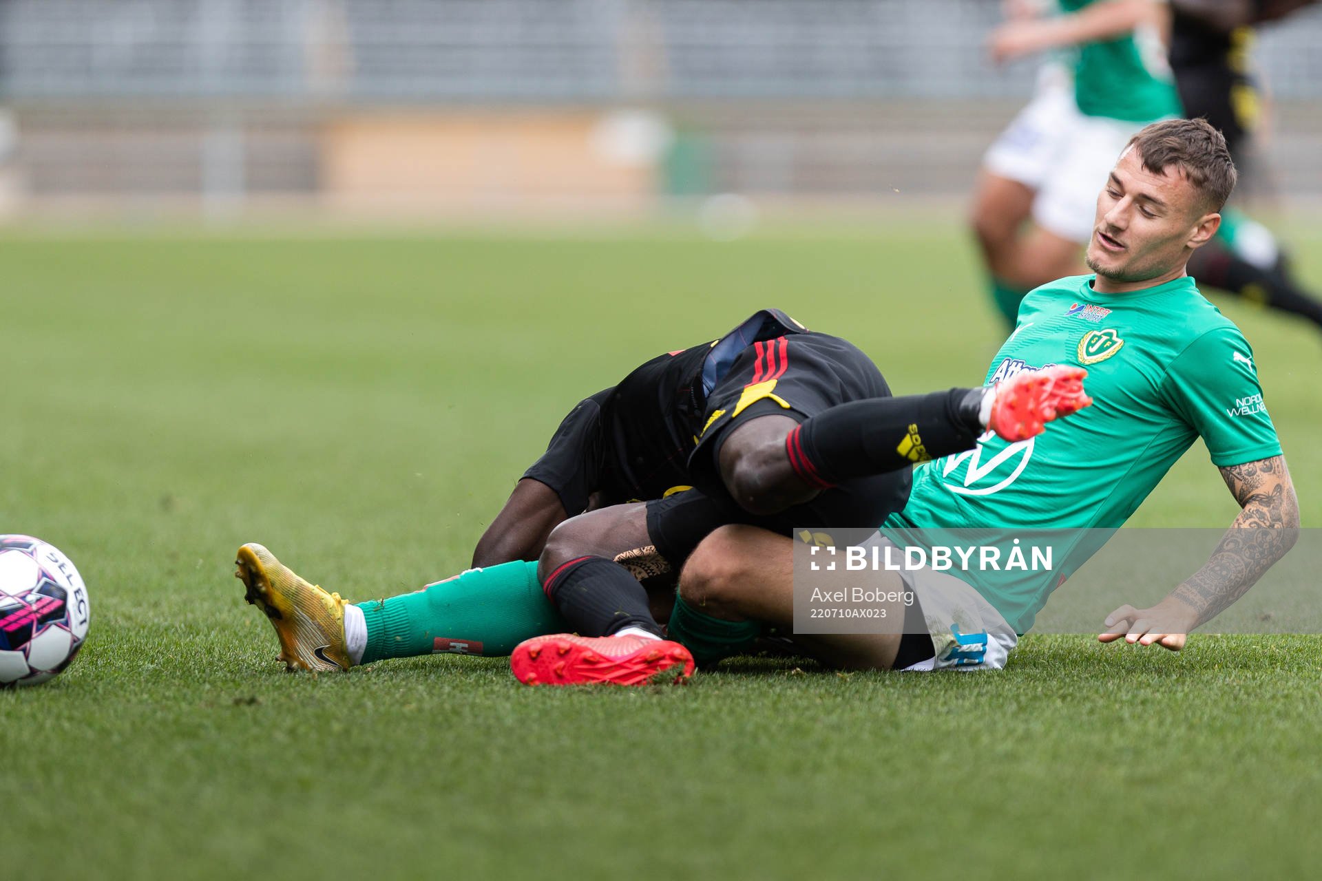 Jönköpings Södras Adrian Edqvist och Östersunds Yannick Armel Assiedou Adjoumani under fotbollsmatchen i Superettan mellan Jönköpings Södra och Östersund den 10 juli 2022 i Jönköping.