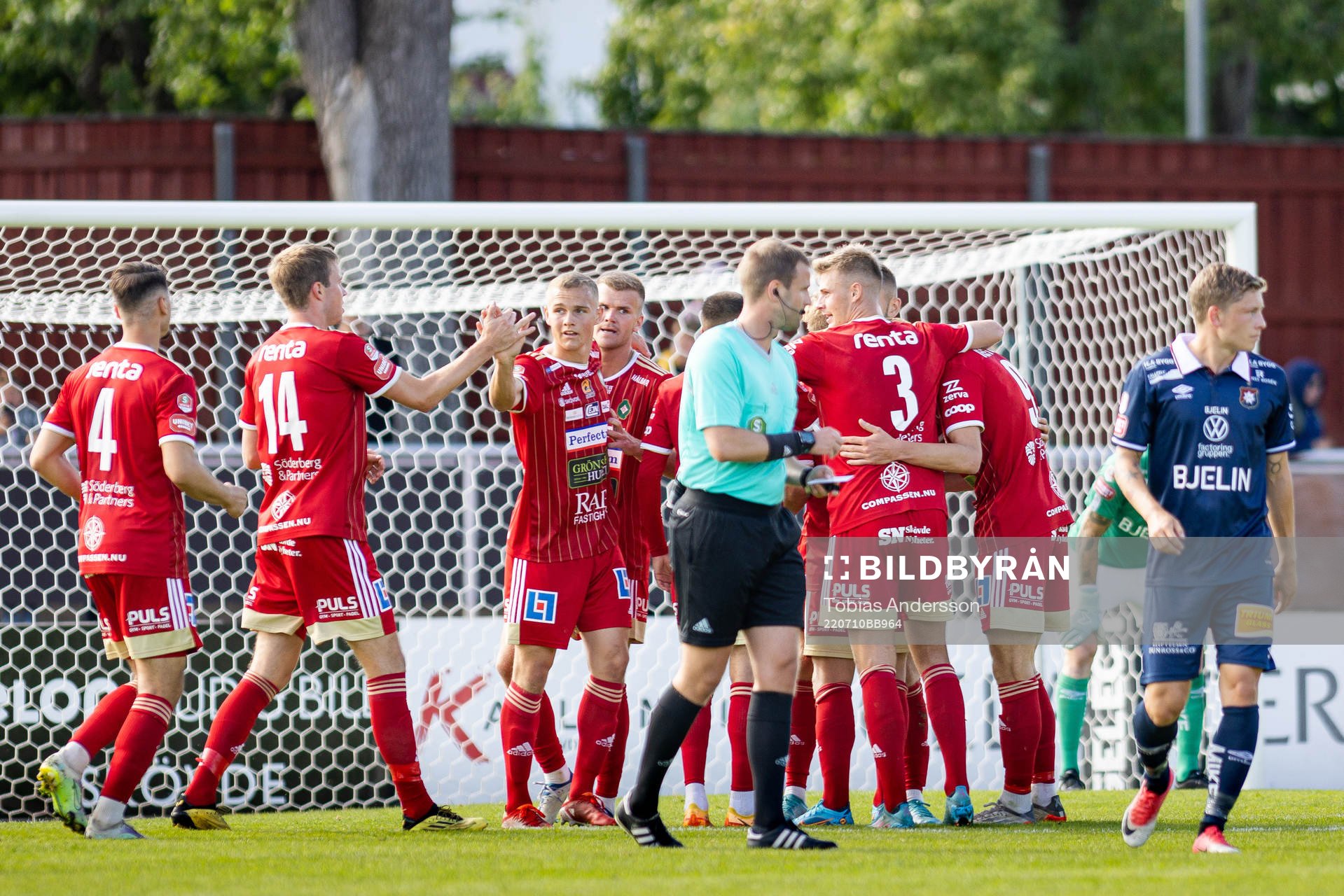Skövde AIKs spelare jublar efter 1-0 av Jack Cooper Lover under fotbollsmatchen i Superettan mellan Skövde AIK och Örgryte den 10 juli 2022 i Skövde.