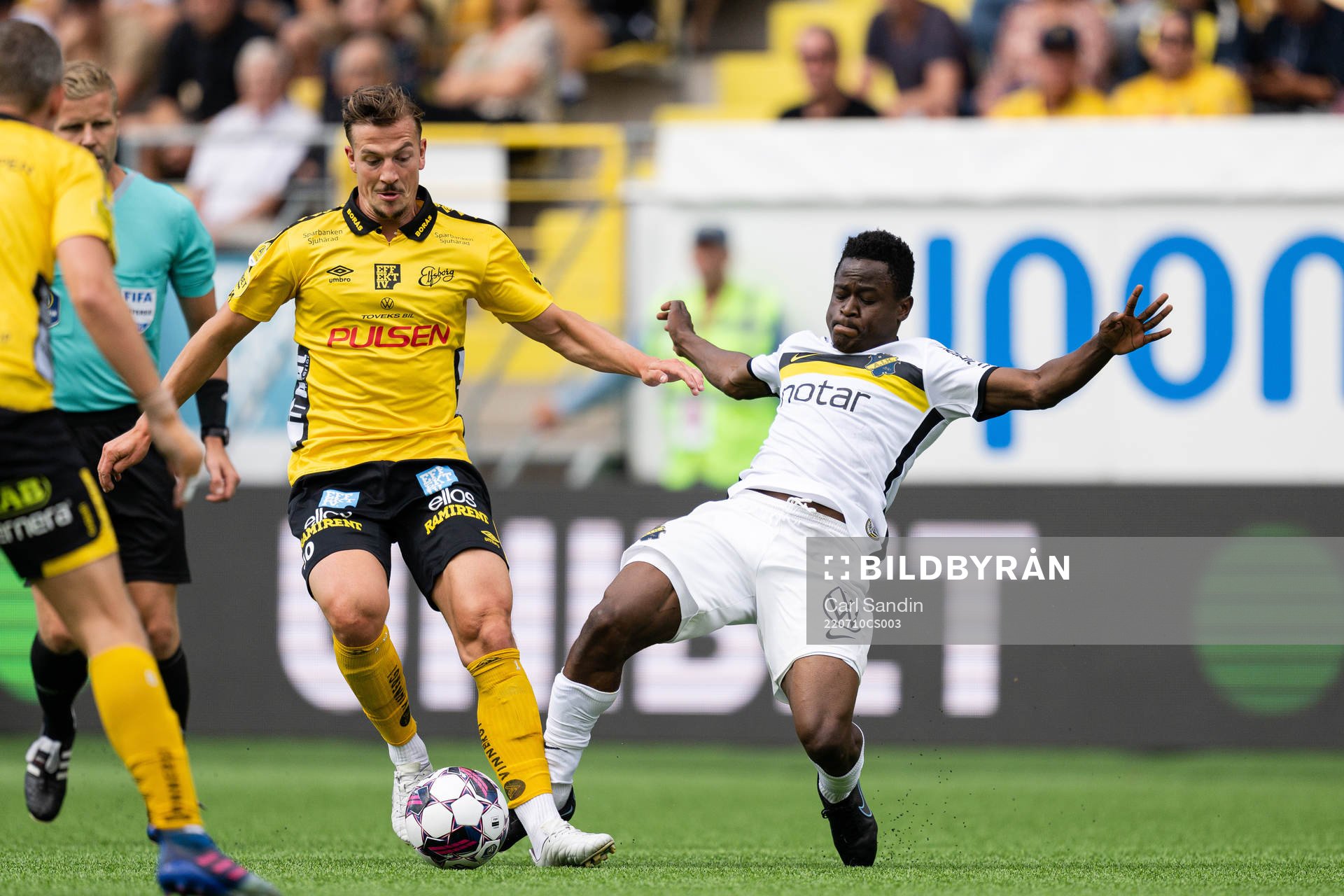 Elfsborgs Simon Olsson och AIKs Erick Otieno Ouma