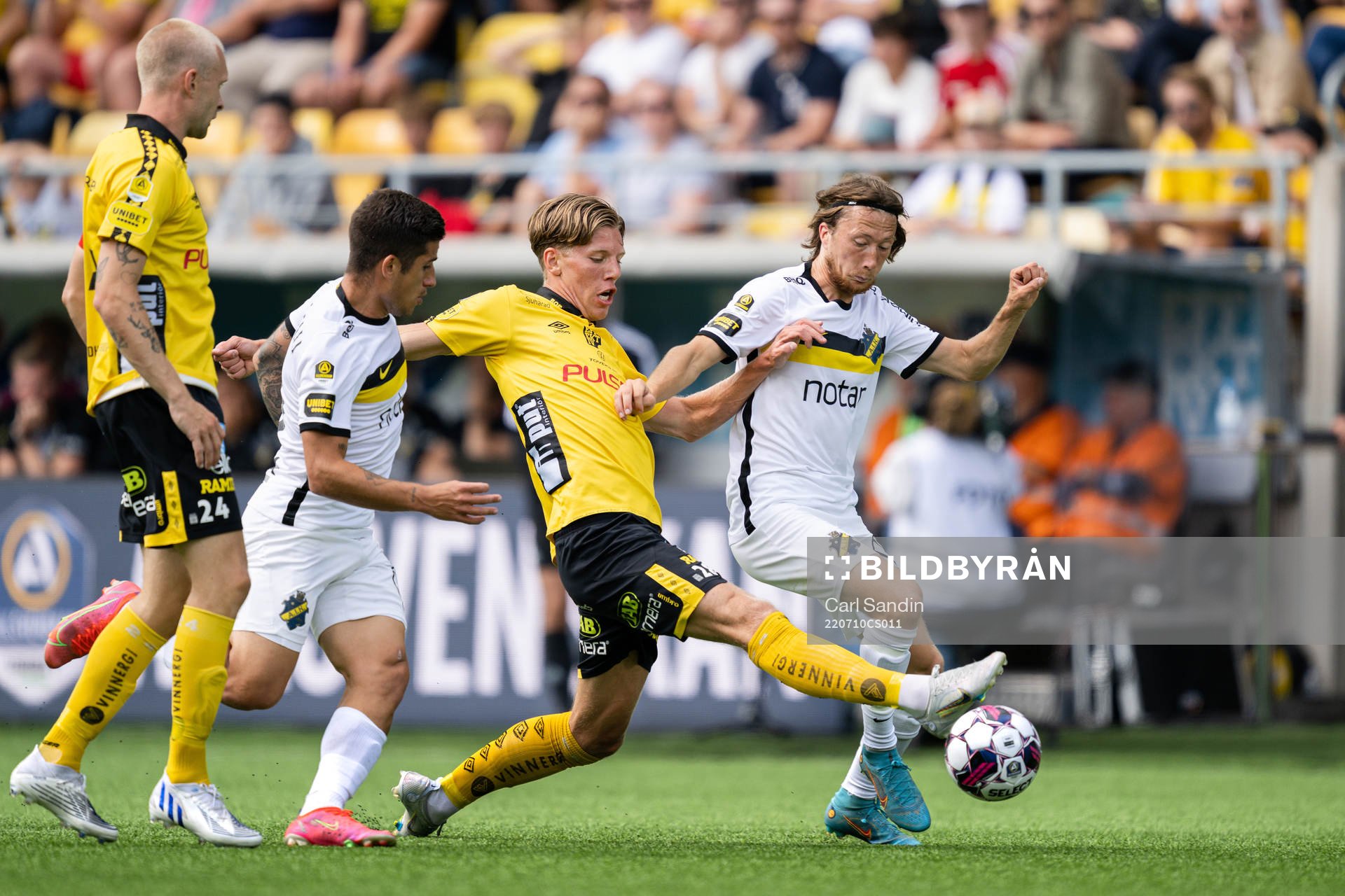 Elfsborgs Noah Söderberg i en kamp mot AIKs Nicolas Stefanelli och Alexander Bernhardsson under fotbollsmatchen i Allsvenskan mellan Elfsborg och AIK den 10 juli 2022 i Borås.