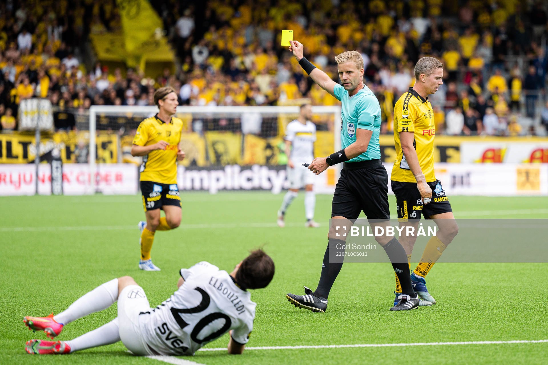 Elfsborgs Andre Ibsen Rømer får en varning av domare
