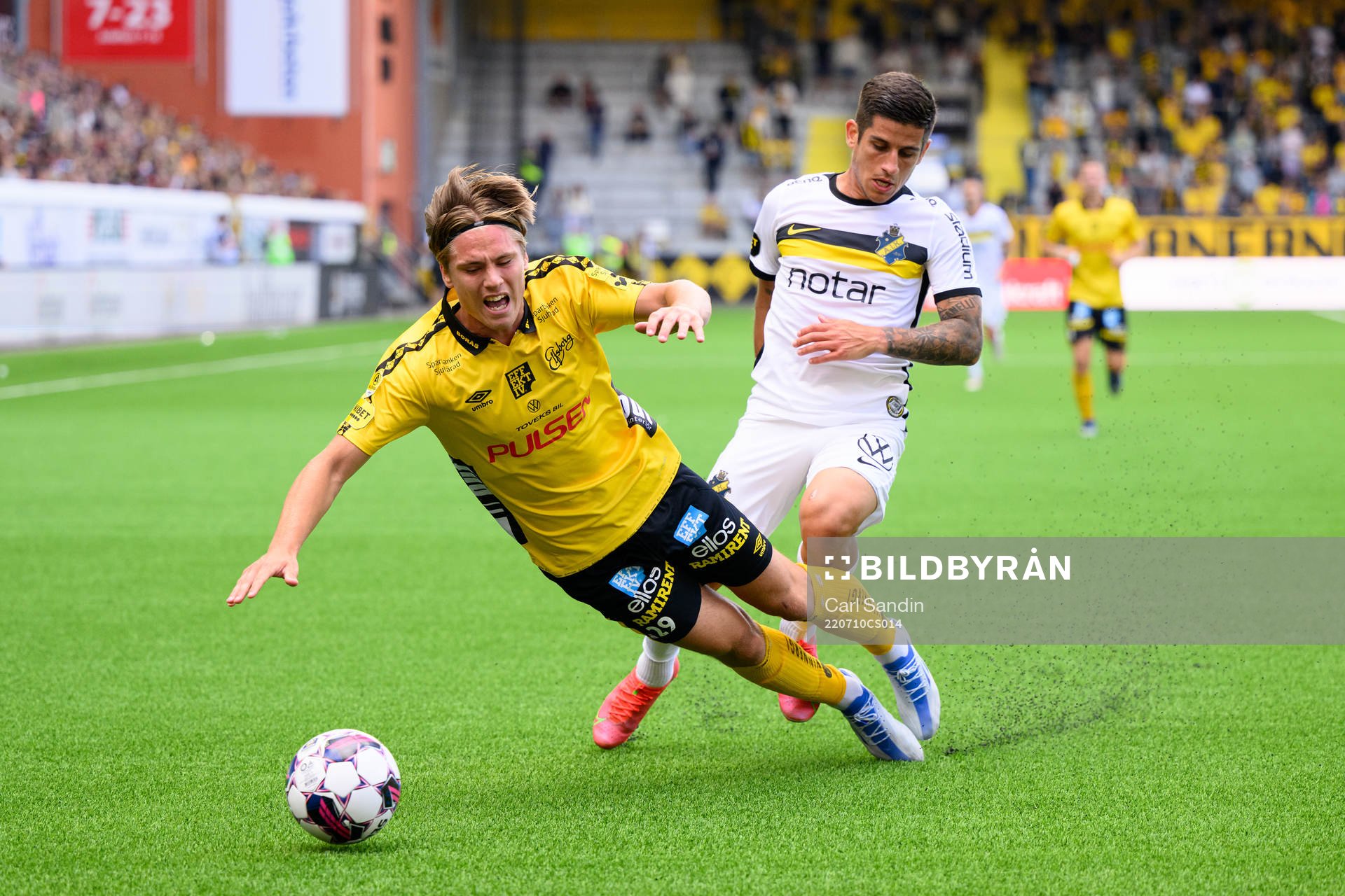 Elfsborgs Oliver Zanden och AIKs Nicolas Stefanelli under fotbollsmatchen i Allsvenskan mellan Elfsborg och AIK den 10 juli 2022 i Borås. 
