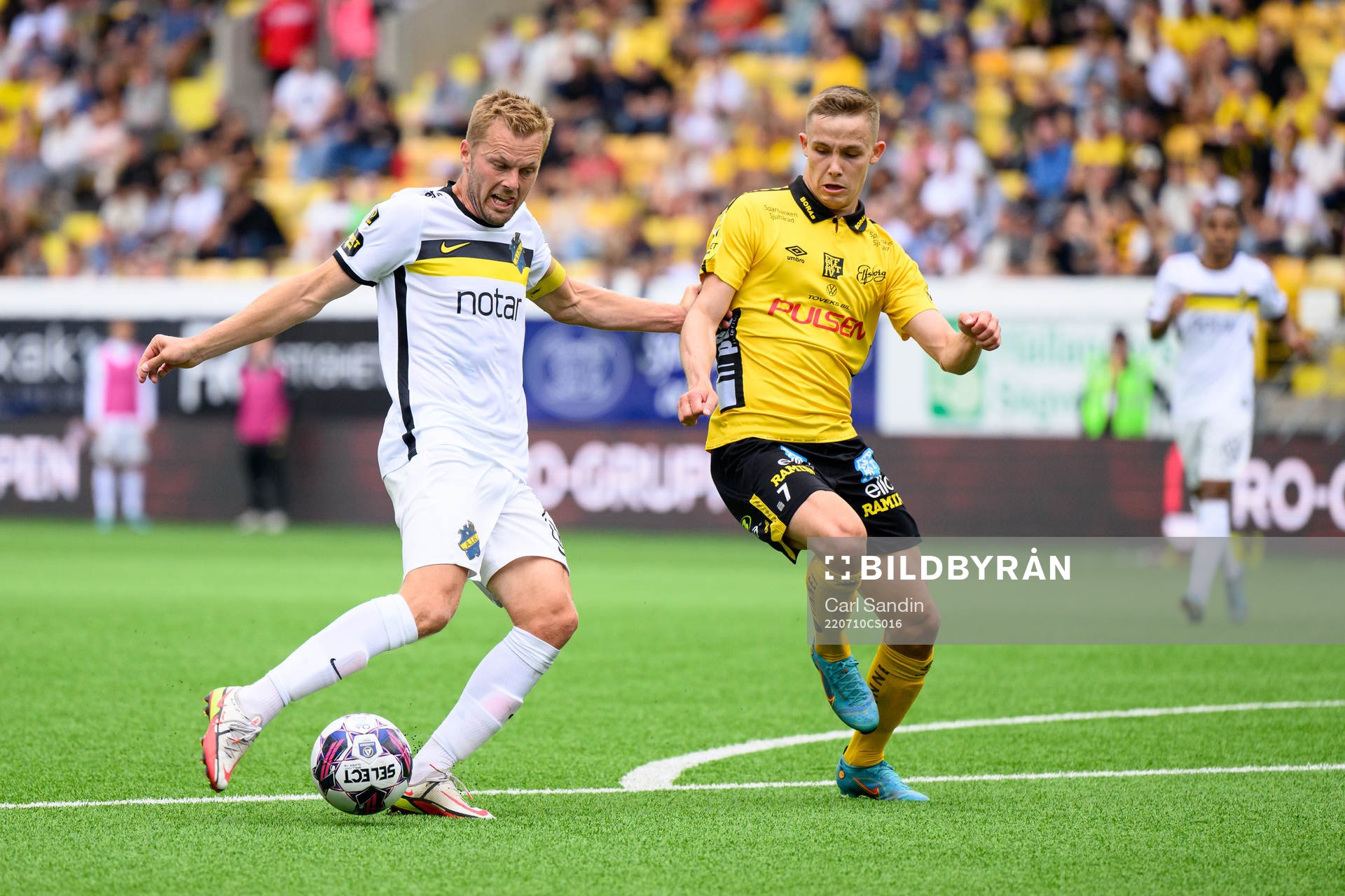 AIKs Sebastian Larsson och Elfsborgs Jacob Ondrejka under fotbollsmatchen i Allsvenskan mellan Elfsborg och AIK den 10 juli 2022 i Borås. 