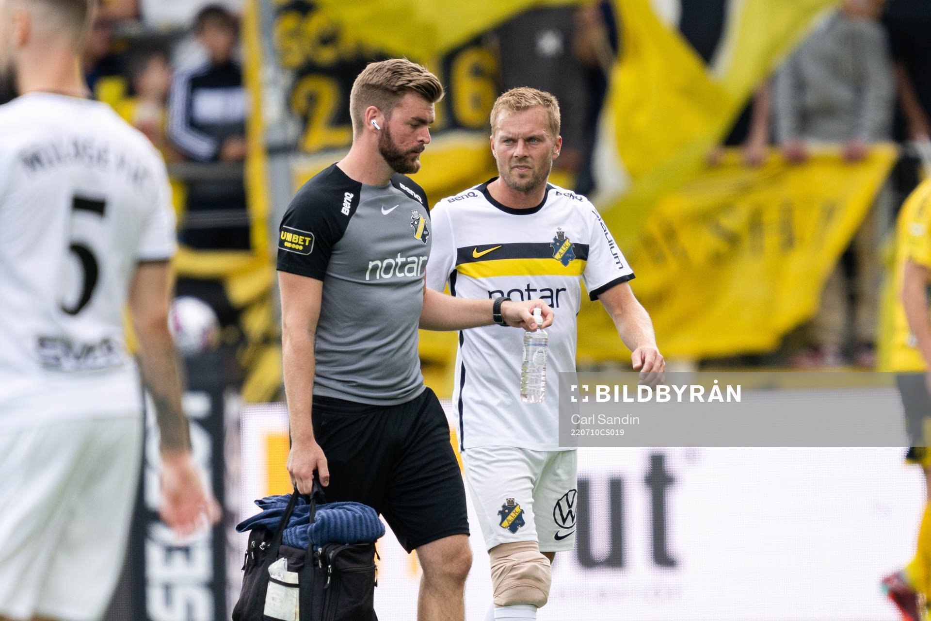 AIKs Sebastian Larsson lämnar planen