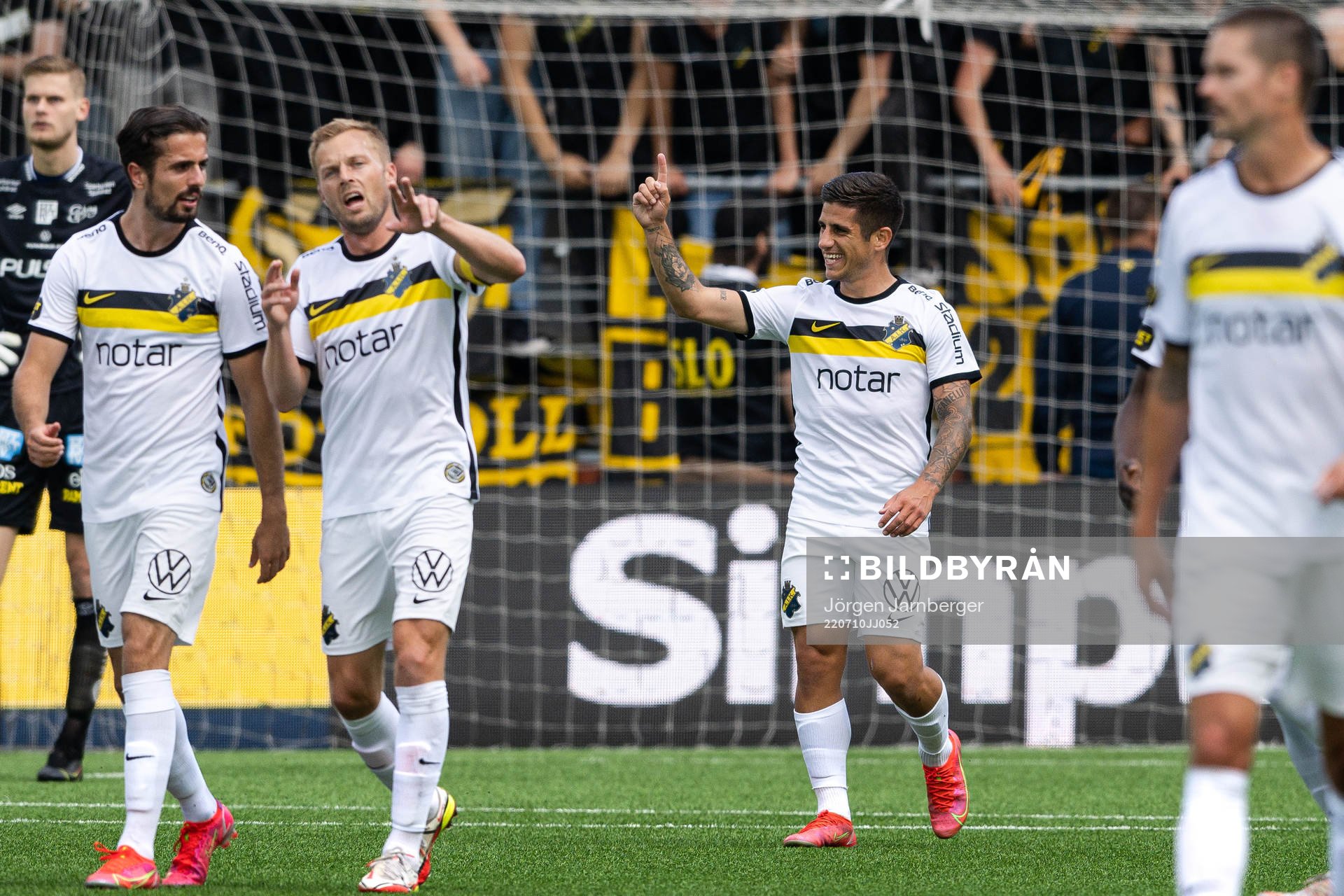 AIKs Nicolas Stefanelli jublar