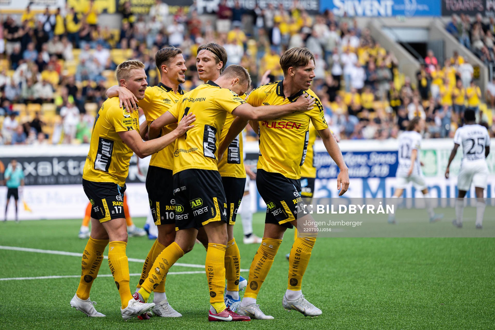 Elfsborgs Per Frick , Simon Olsson , Oliver Zanden och Noah Söderberg jublar med Gustav Henriksson efter 1-1 under fotbollsmatchen i Allsvenskan mellan Elfsborg och AIK den 10 juli 2022 i Borås.