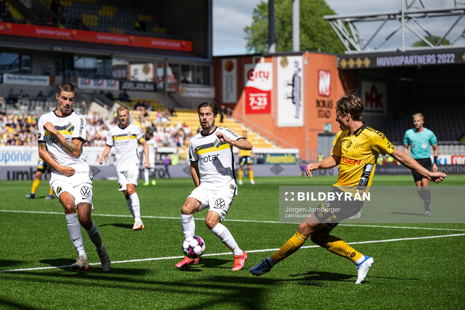 AIKs Mikael Lustig och Simon Strand försvarar mot
