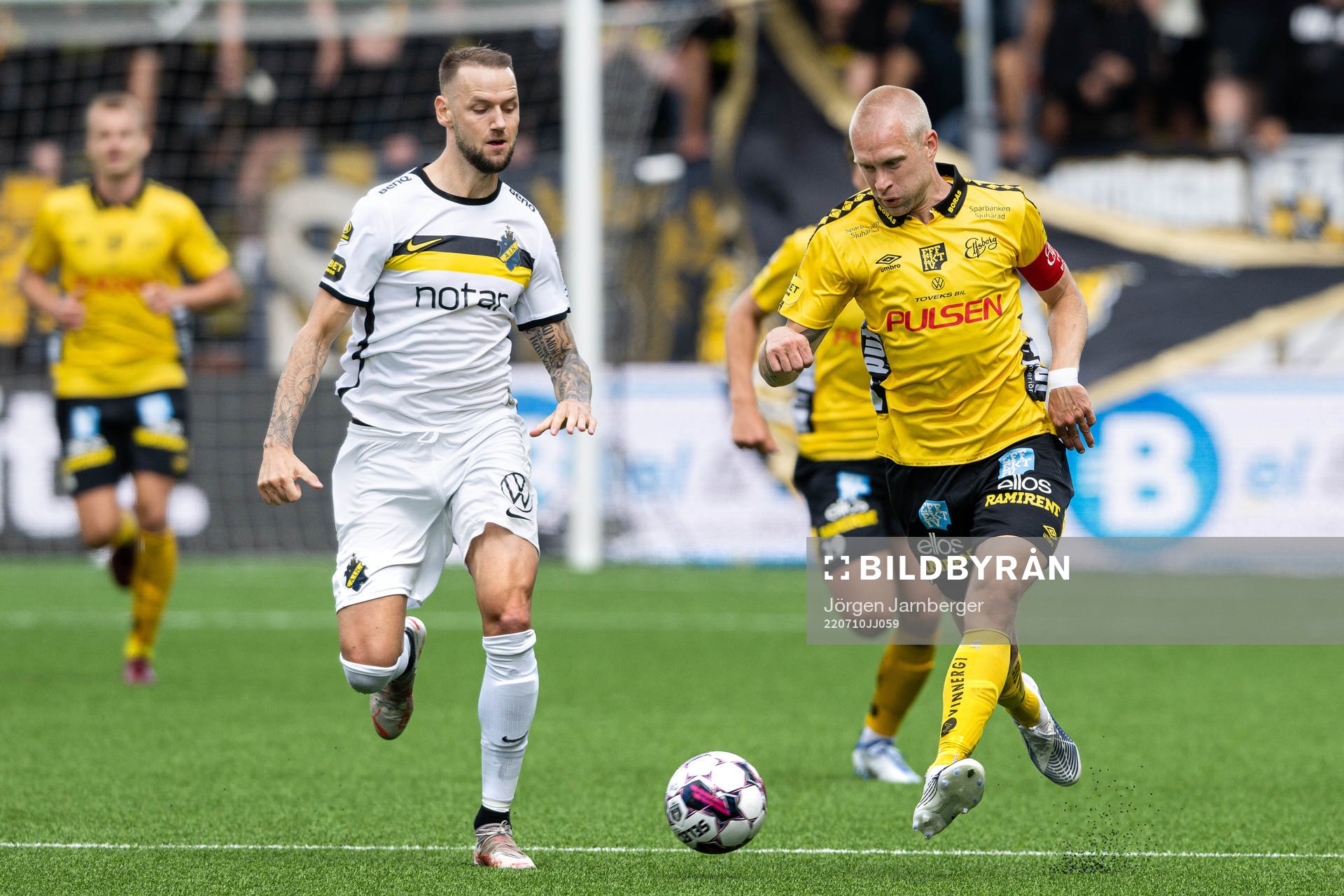 AIKs Alexander Milosevic och Elfsborgs Johan Larsson under fotbollsmatchen i Allsvenskan mellan Elfsborg och AIK den 10 juli 2022 i Borås. 