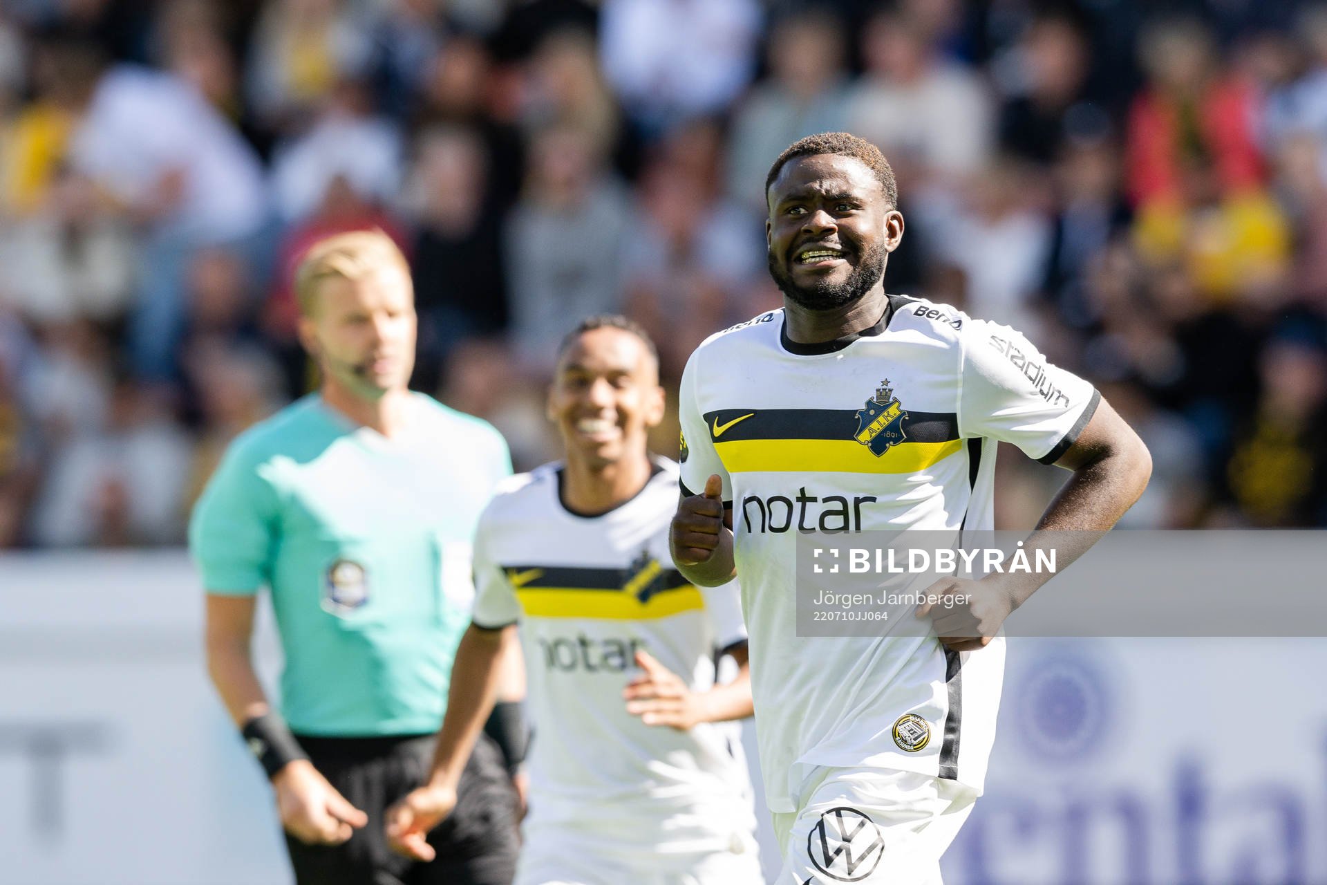 AIKs Benjamin Mbunga Kimpioka jublar