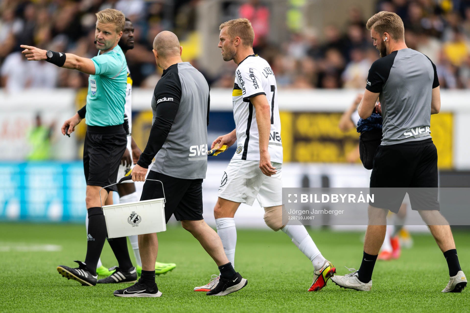 AIKs Sebastian Larsson lämnar planen