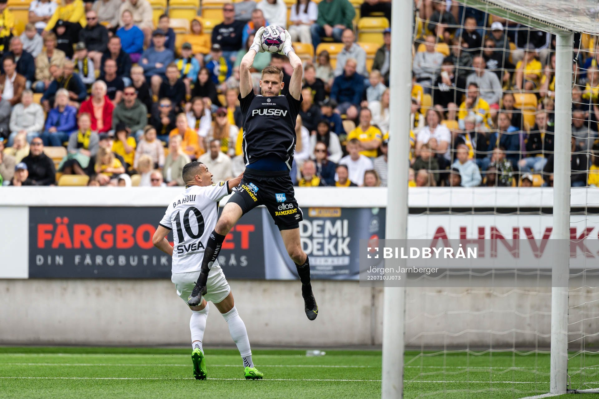 AIKs Nabil Bahoui och Elfsborgs målvakt Tim Rönningunder