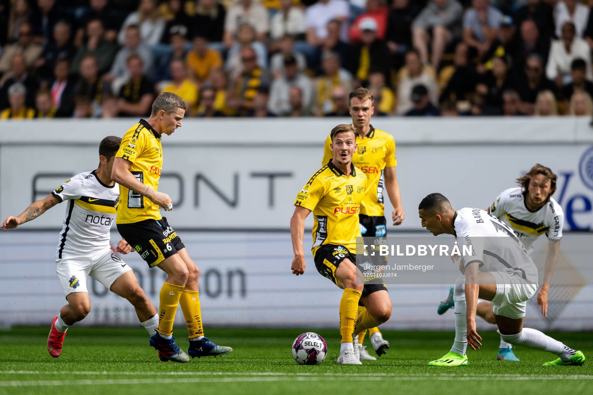 Elfsborgs Andre Ibsen Rømer och Andre Ibsen Rømer i en kamp mot AIKs Nabil Bahoui under fotbollsmatchen i Allsvenskan mellan Elfsborg och AIK den 10 juli 2022 i Borås.