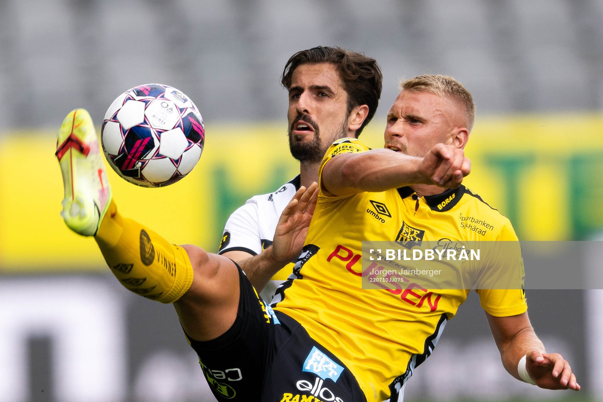 AIKs Zachary Elbouzedi och Elfsborgs Simon Strand