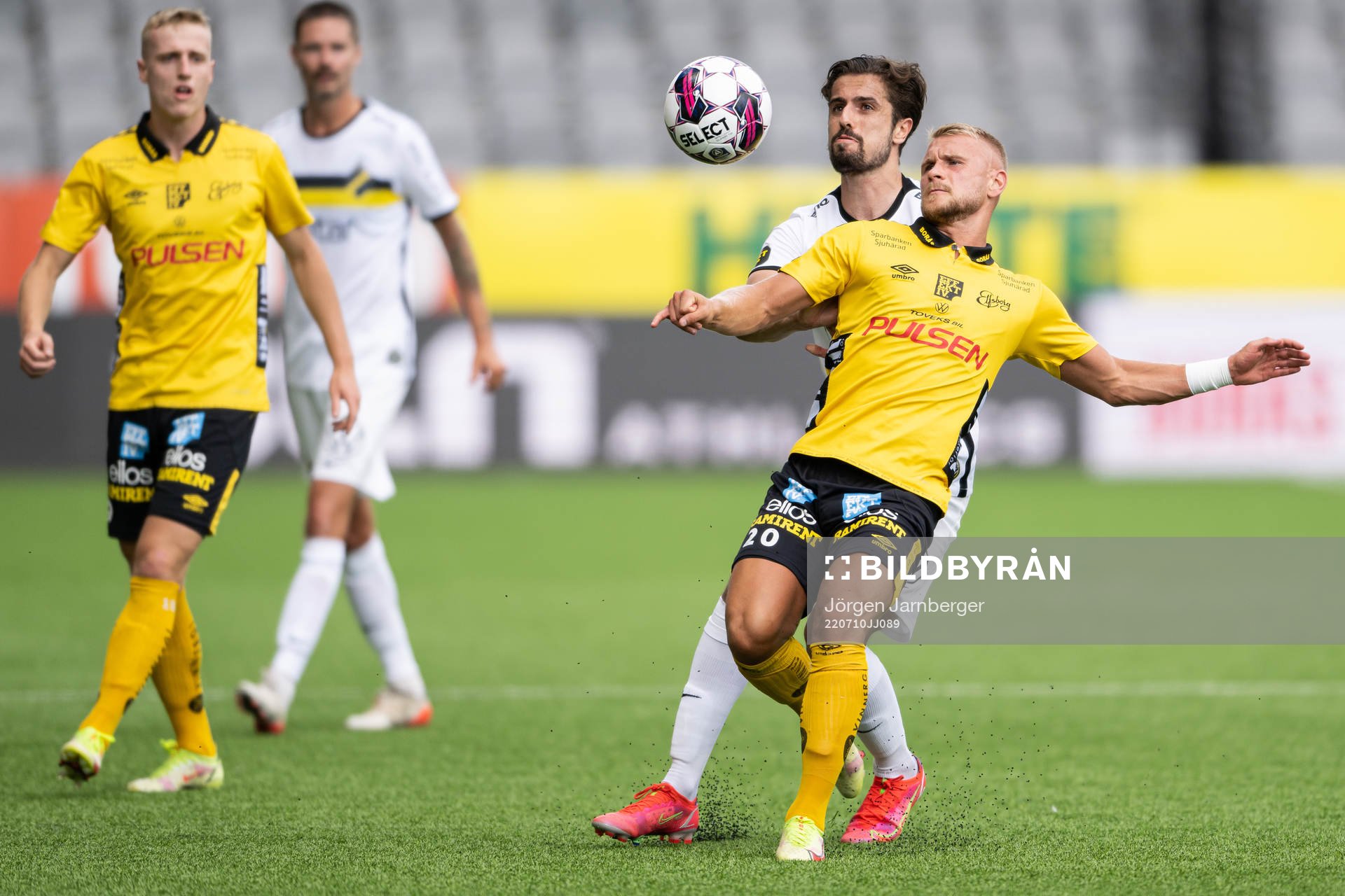 AIKs Zachary Elbouzedi och Elfsborgs Simon Strand