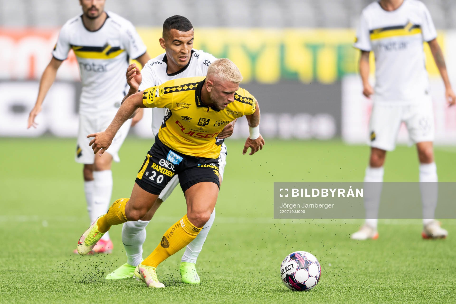 AIKs Nabil Bahoui och Elfsborgs Simon Strand