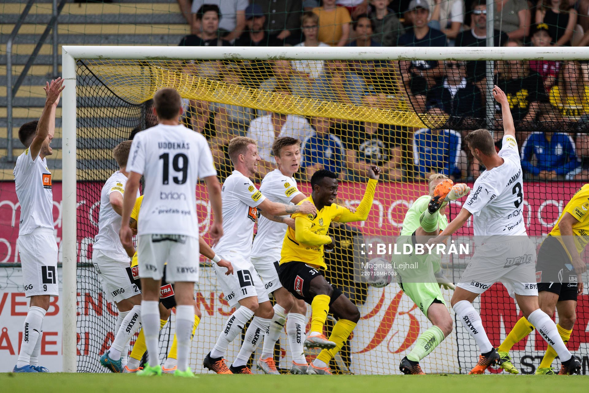 Mjällbys Silas Nwankwo oroar framför Häckens målvakt Peter Abrahamsson under fotbollsmatchen i Allsvenskan mellan Mjällby och Häcken den 10 juli 2022 i Hällevik.