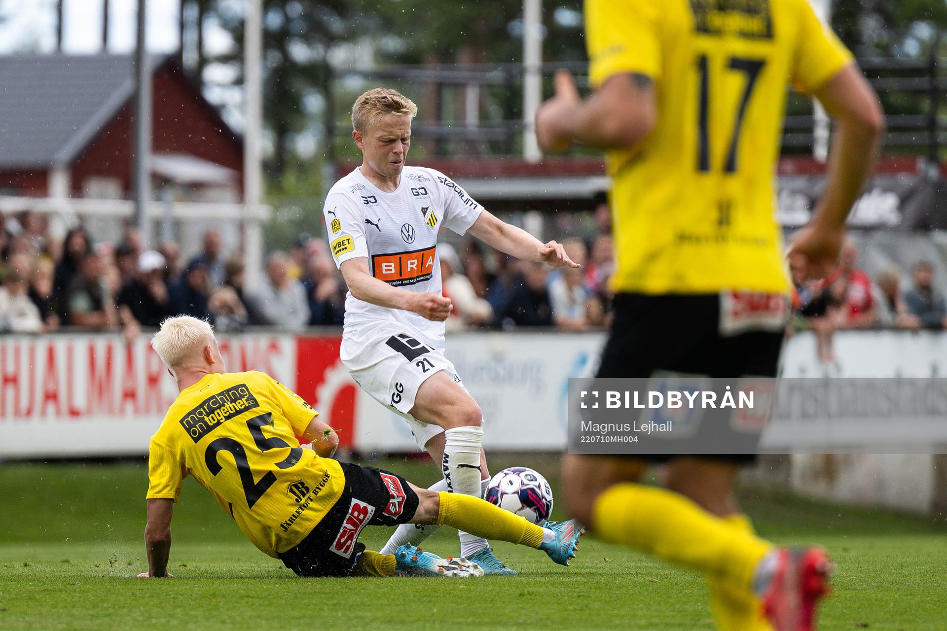 Häckens Tomas Olai Totland och Mjällbys Otto Rosengren