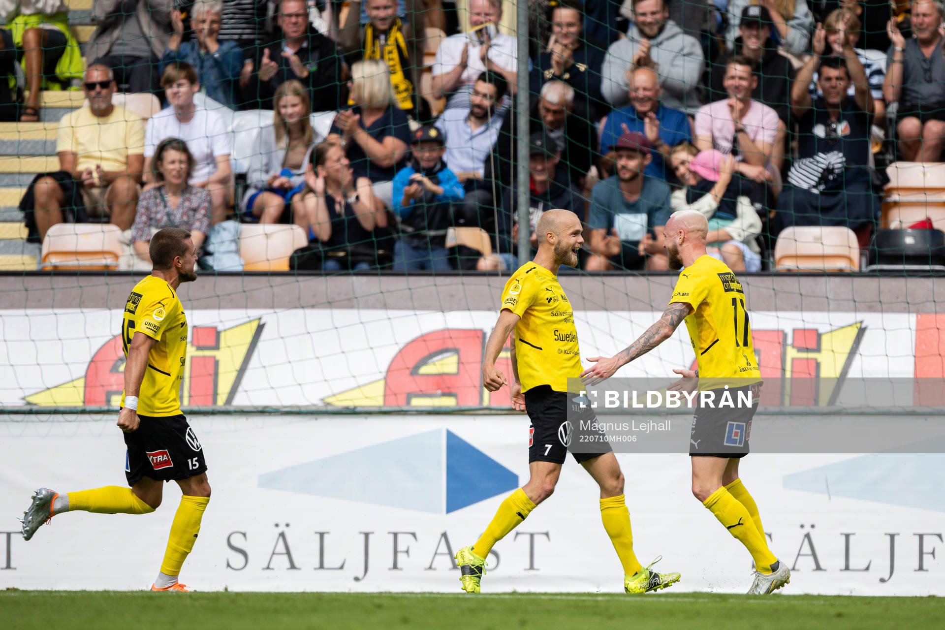 Mjällbys Viktor Gustafson och Adam Ståhl jublar efter 1-0 under fotbollsmatchen i Allsvenskan mellan Mjällby och Häcken den 10 juli 2022 i Hällevik.