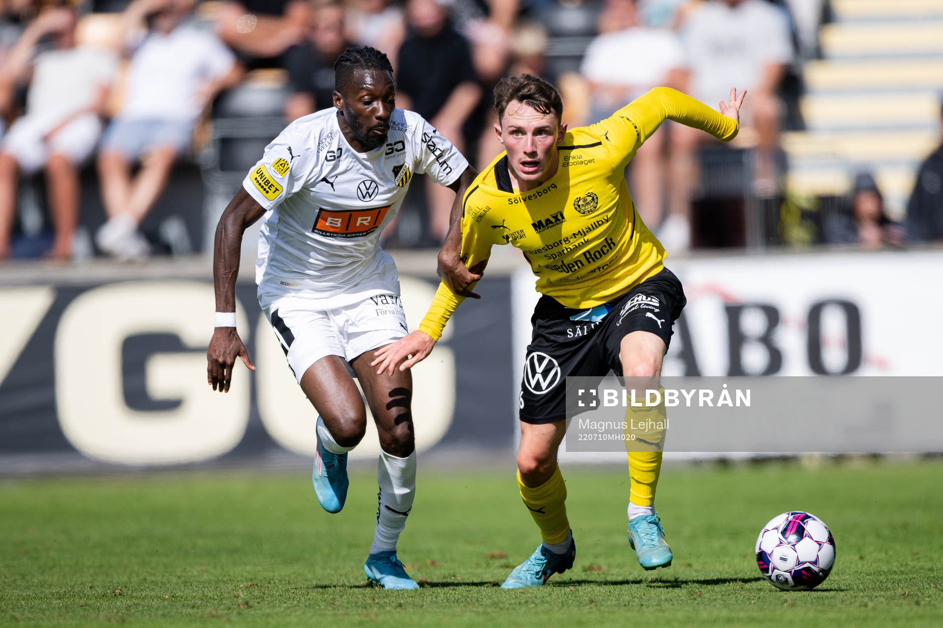 Mjällbys Noah Persson och Häckens Blair Sebastian Turgott under fotbollsmatchen i Allsvenskan mellan Mjällby och Häcken den 10 juli 2022 i Hällevik.