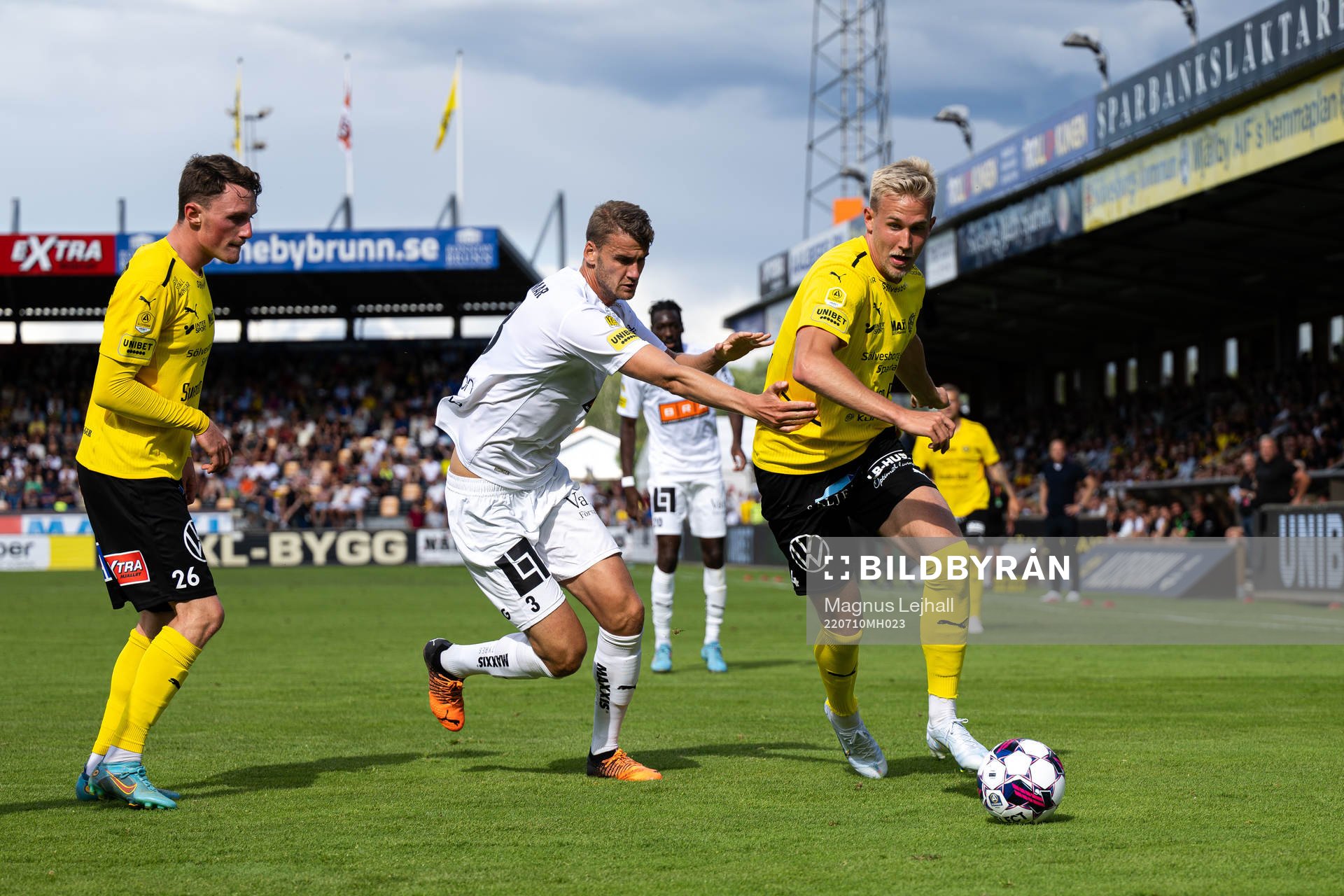 Mjällbys Herman Johansson och Häckens Johan Hammar under fotbollsmatchen i Allsvenskan mellan Mjällby och Häcken den 10 juli 2022 i Hällevik.