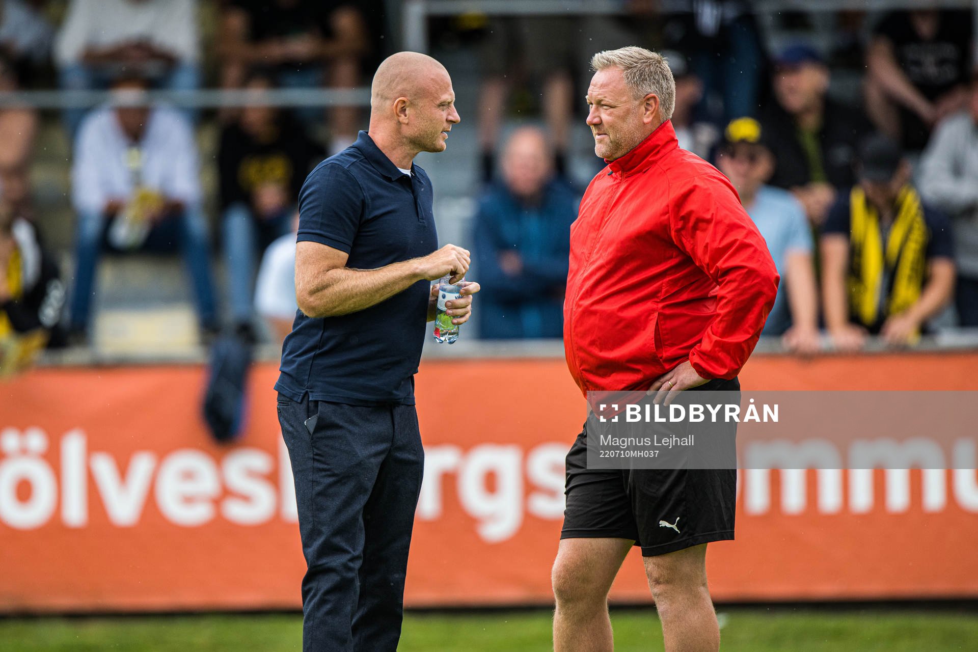 Mjällbys tränare Andreas Brännström och assisterande tränare Patrick Winqvist inför fotbollsmatchen i Allsvenskan mellan Mjällby och Häcken den 10 juli 2022 i Hällevik.